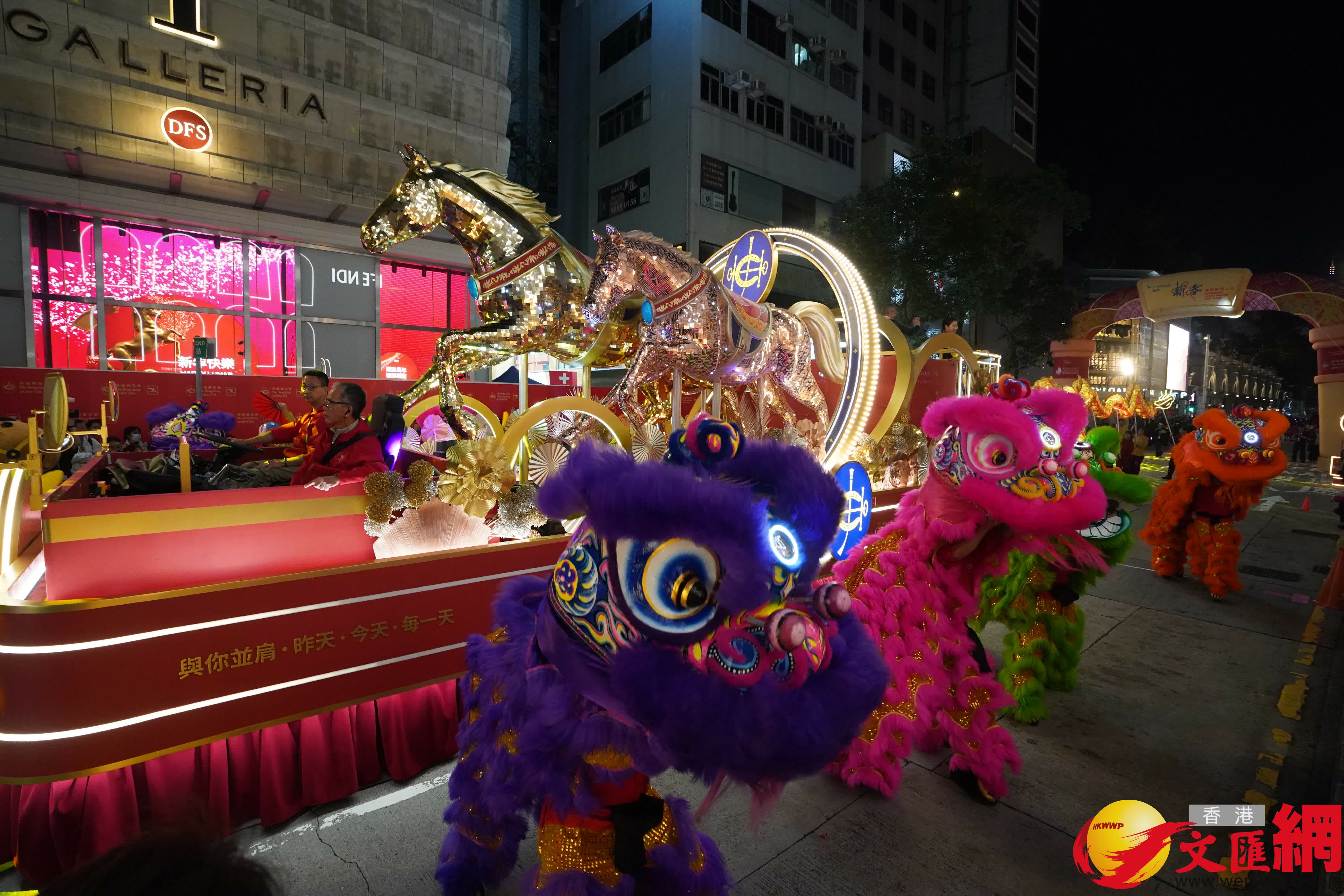 花車巡遊。（香港文匯報記者曾興偉攝）