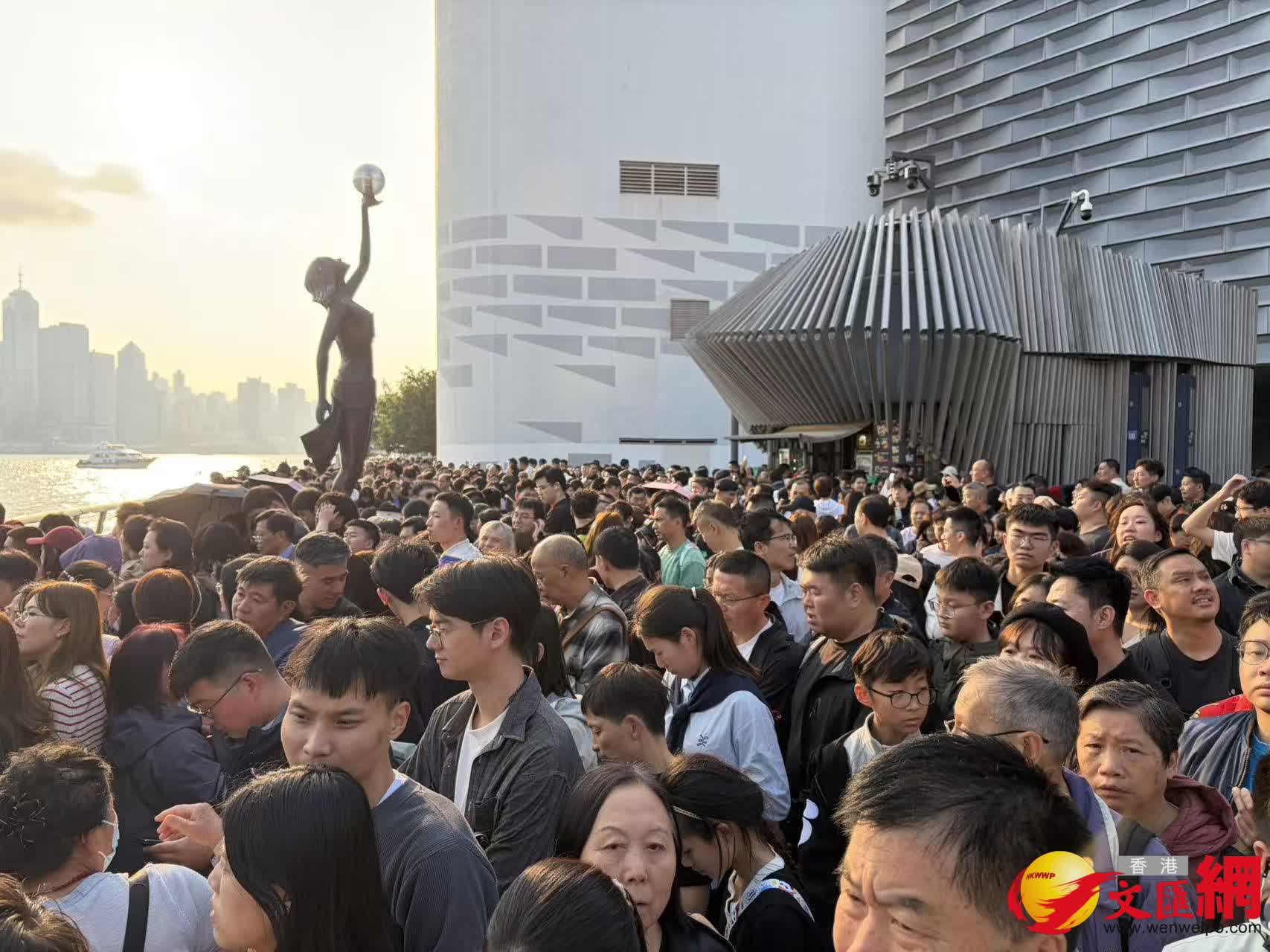 記者在維港現場發現，煙花匯演地點已經人山人海。（記者黃宇威 攝）