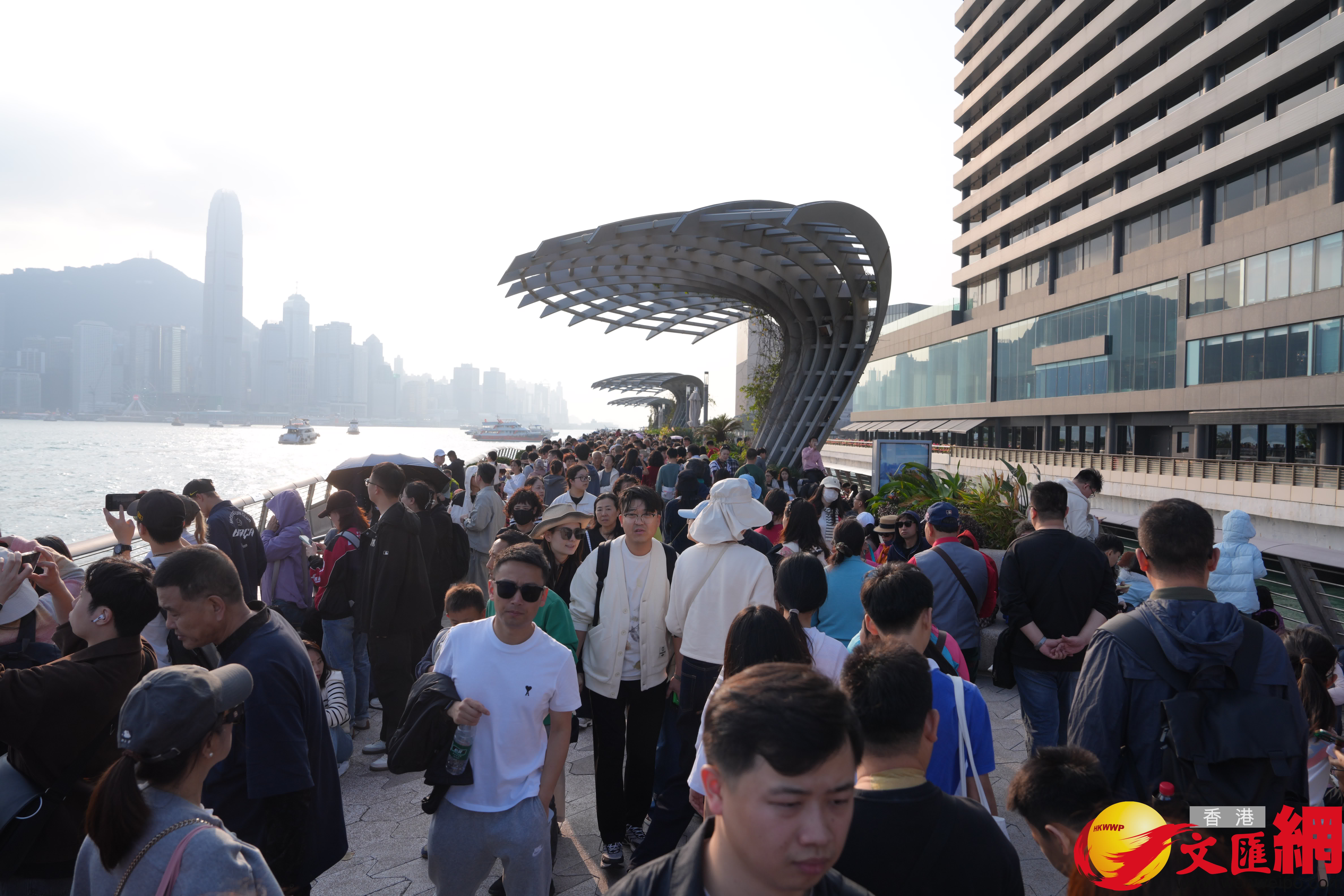 記者在維港現場發現，煙花匯演地點已經人山人海。（記者黃宇威 攝）