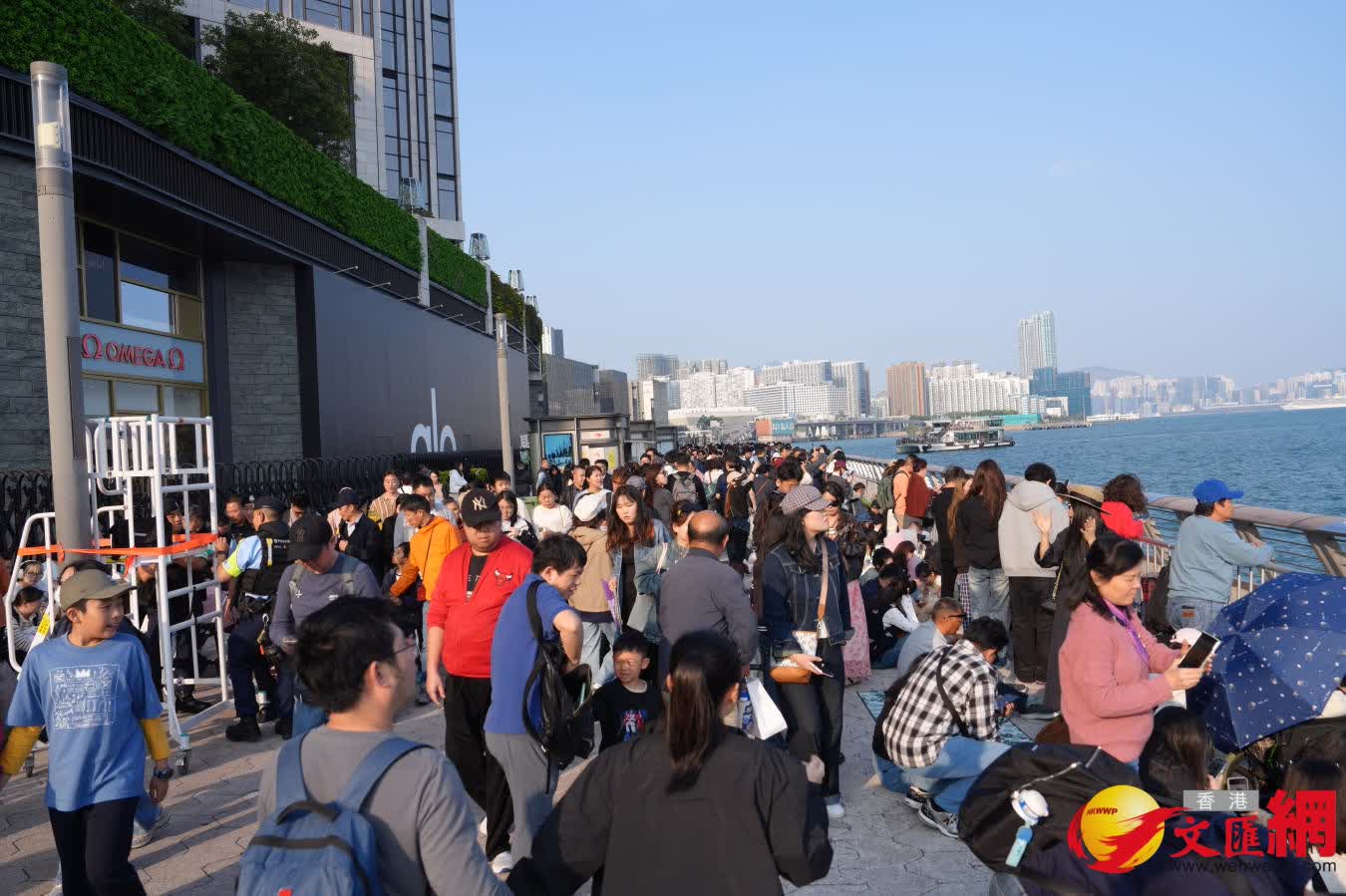 記者在維港現場發現，煙花匯演地點已經人山人海。（記者黃宇威 攝）