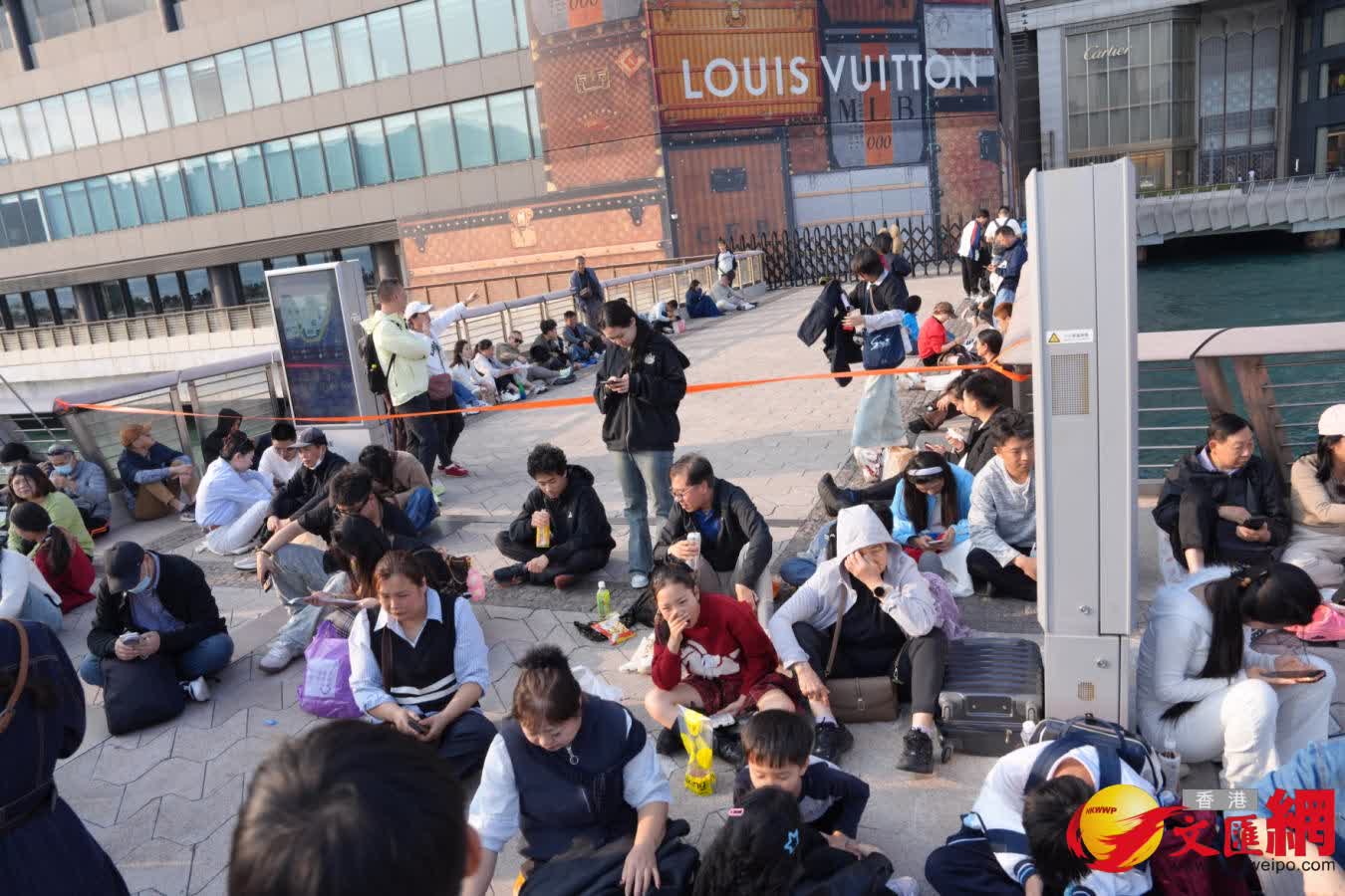 記者在維港現場發現，煙花匯演地點已經人山人海。（記者黃宇威 攝）