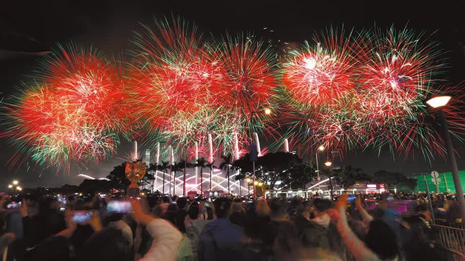 31888發煙花排山倒海　維港新年夜沸騰！