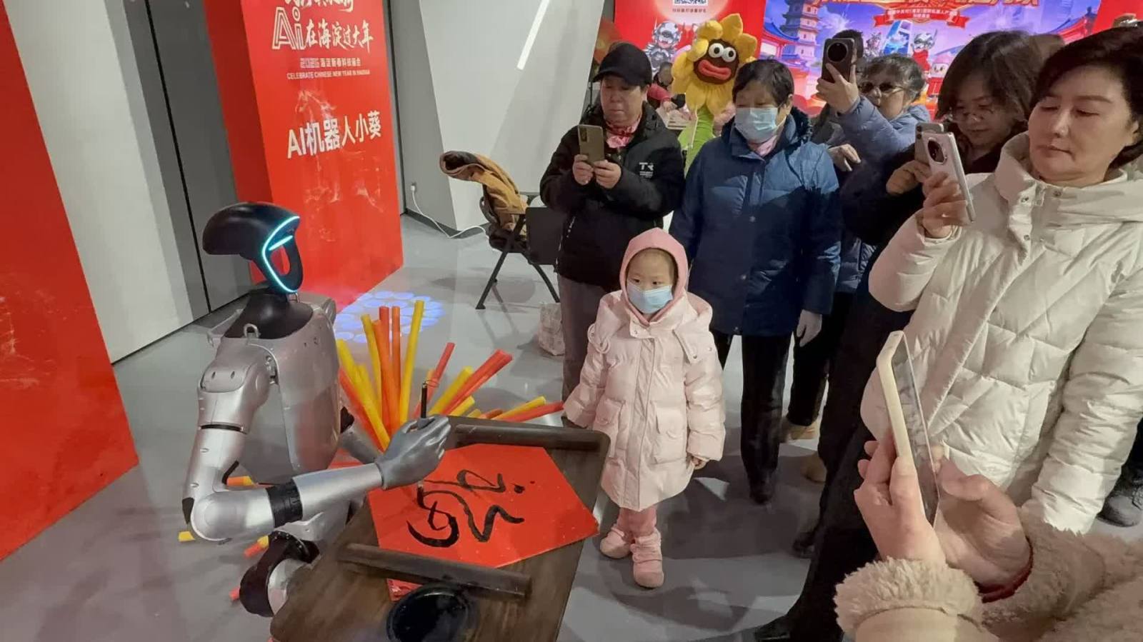 （有片）春晚機器人「天團」空降廟會！AI陪你鬧元宵