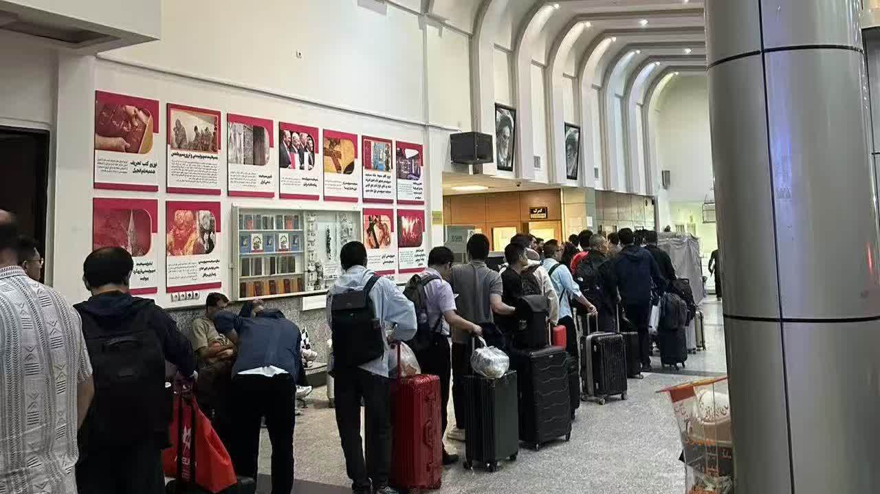 （有片）獨家視頻：首批在伊華人安全撤離德黑蘭