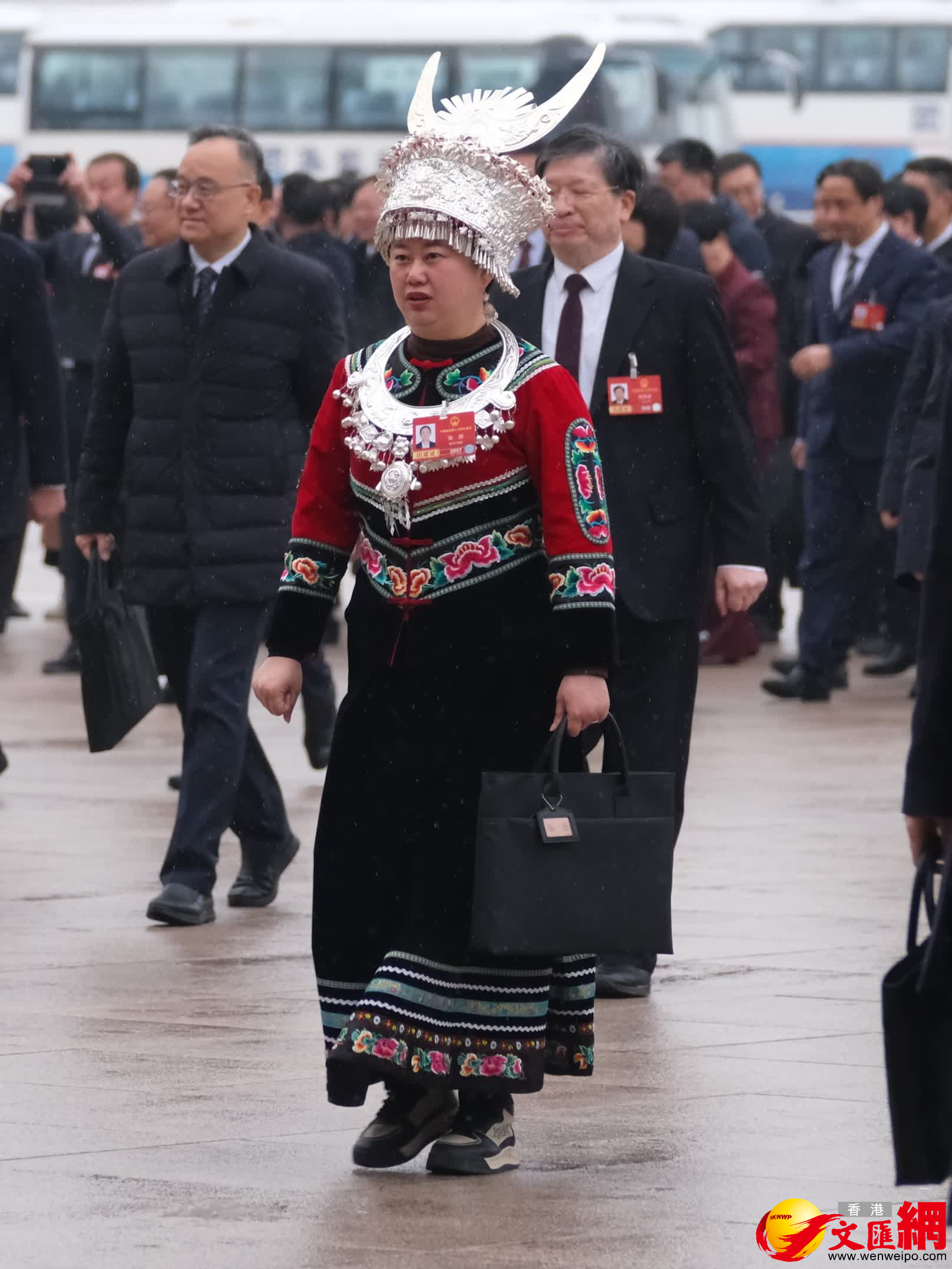 3月5日，十四屆全國人大四次會議開幕前，出席盛會的少數民族代表、委員身着特色民族服飾有序入場，繽紛華服為會場增添亮麗色彩與蓬勃生機。（香港文匯報記者 帥誠 攝）