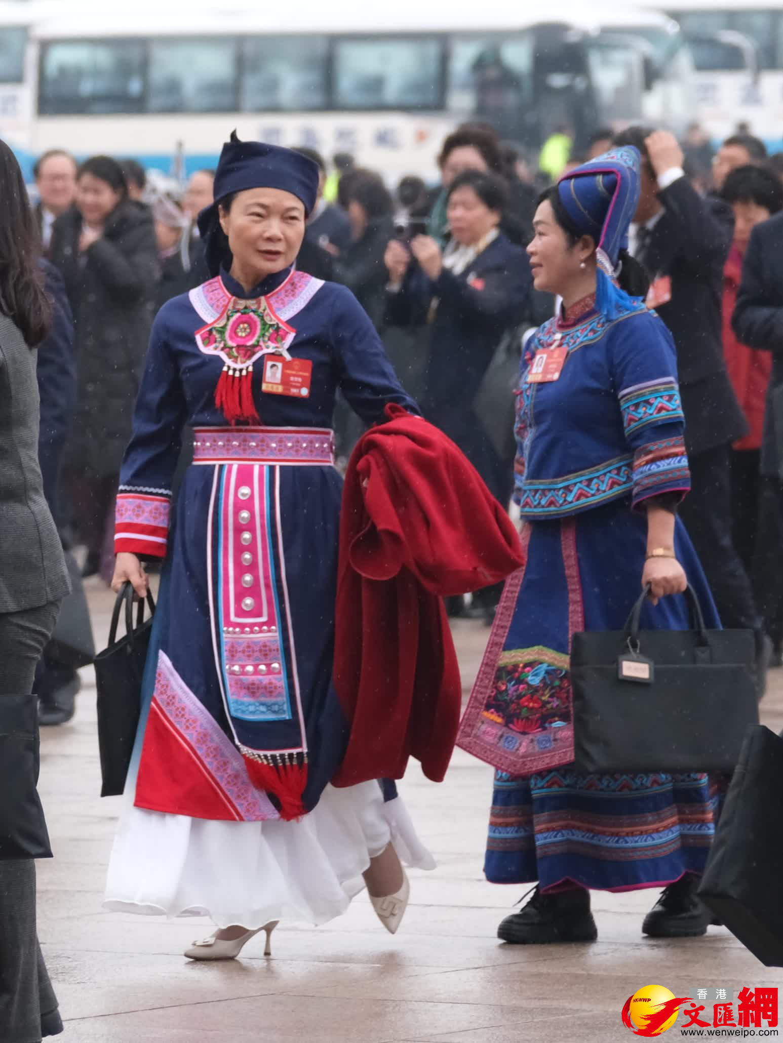 3月5日，十四屆全國人大四次會議開幕前，出席盛會的少數民族代表、委員身着特色民族服飾有序入場，繽紛華服為會場增添亮麗色彩與蓬勃生機。（香港文匯報記者 帥誠 攝）