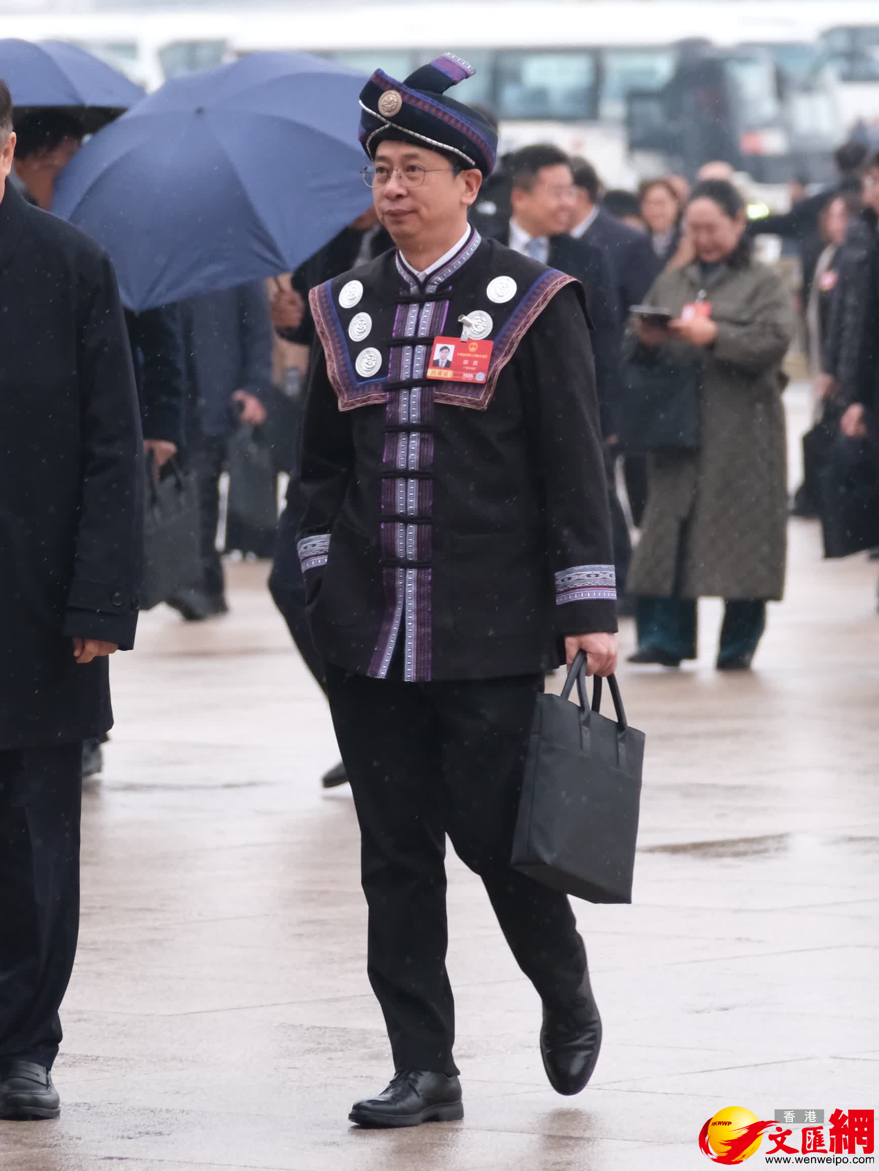 3月5日，十四屆全國人大四次會議開幕前，出席盛會的少數民族代表、委員身着特色民族服飾有序入場，繽紛華服為會場增添亮麗色彩與蓬勃生機。（香港文匯報記者 帥誠 攝）