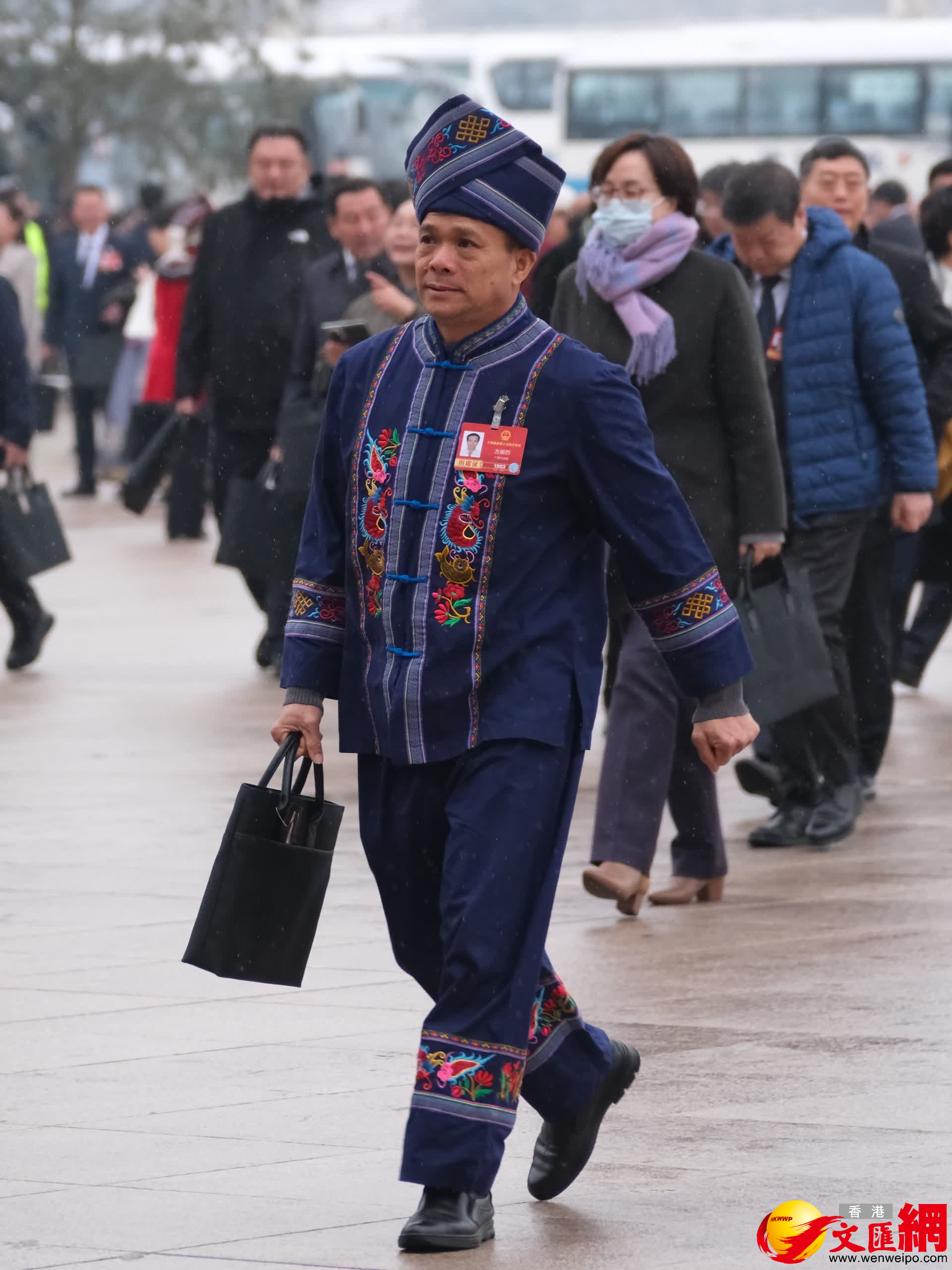 3月5日，十四屆全國人大四次會議開幕前，出席盛會的少數民族代表、委員身着特色民族服飾有序入場，繽紛華服為會場增添亮麗色彩與蓬勃生機。（香港文匯報記者 帥誠 攝）