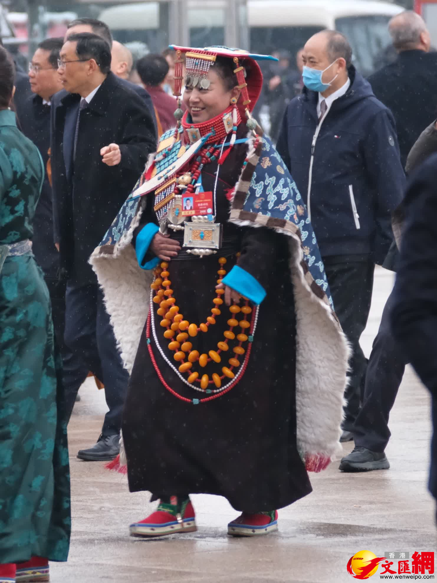 3月5日，十四屆全國人大四次會議開幕前，出席盛會的少數民族代表、委員身着特色民族服飾有序入場，繽紛華服為會場增添亮麗色彩與蓬勃生機。（香港文匯報記者 帥誠 攝）