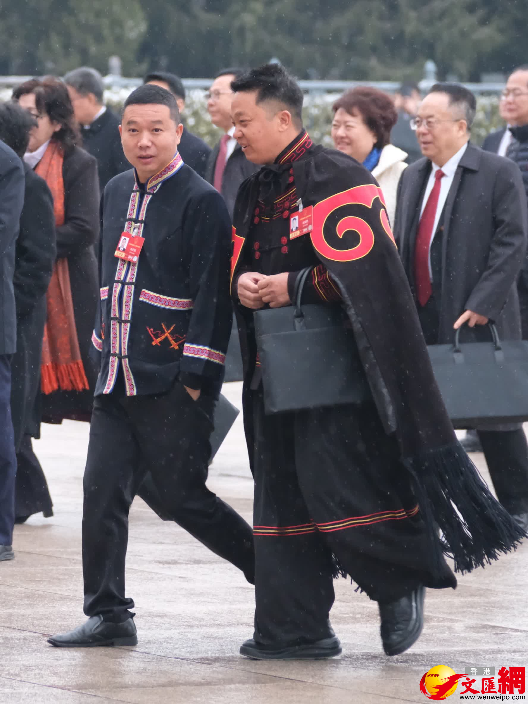 3月5日，十四屆全國人大四次會議開幕前，出席盛會的少數民族代表、委員身着特色民族服飾有序入場，繽紛華服為會場增添亮麗色彩與蓬勃生機。（香港文匯報記者 帥誠 攝）