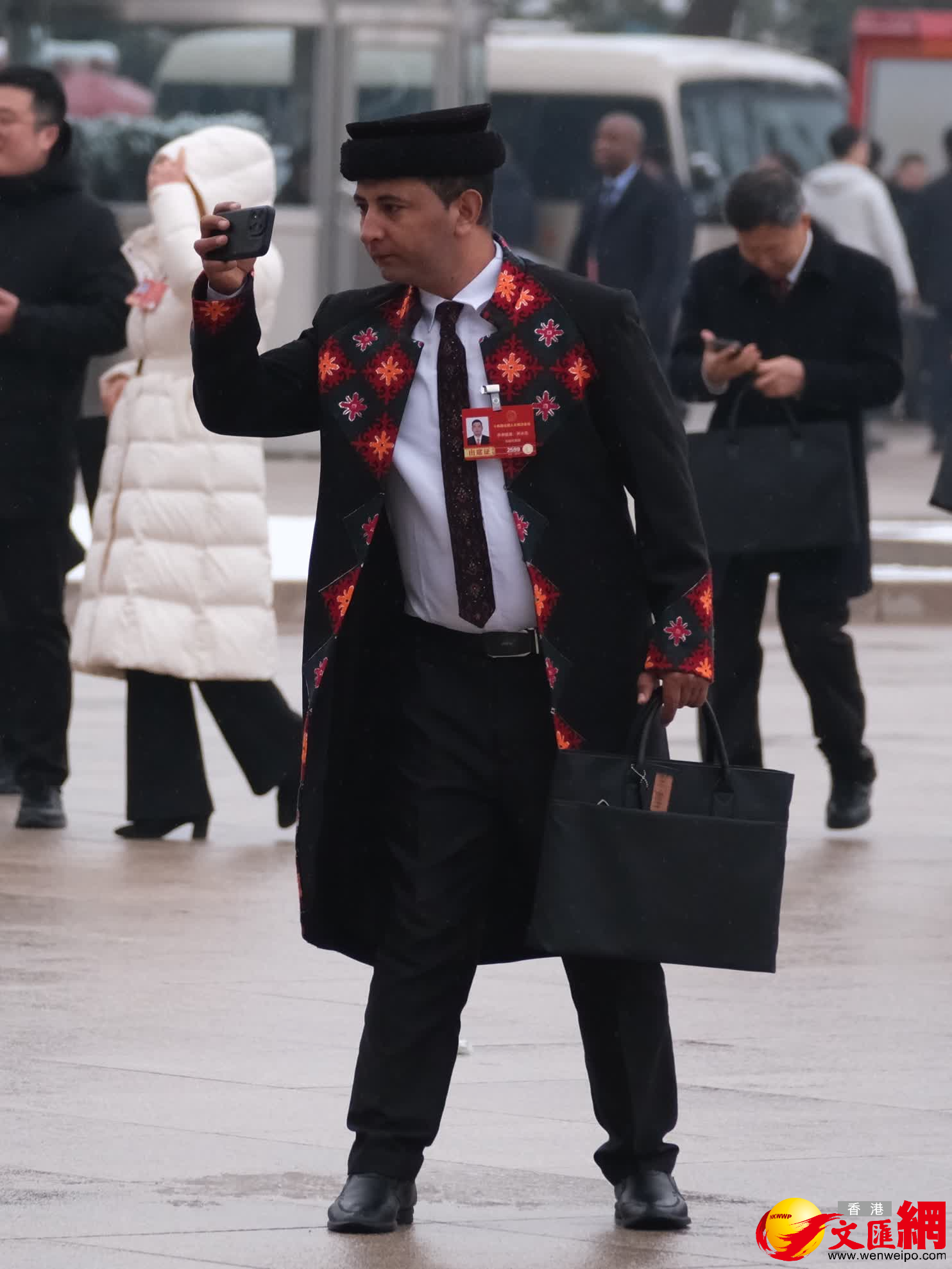 3月5日，十四屆全國人大四次會議開幕前，出席盛會的少數民族代表、委員身着特色民族服飾有序入場，繽紛華服為會場增添亮麗色彩與蓬勃生機。（香港文匯報記者 帥誠 攝）
