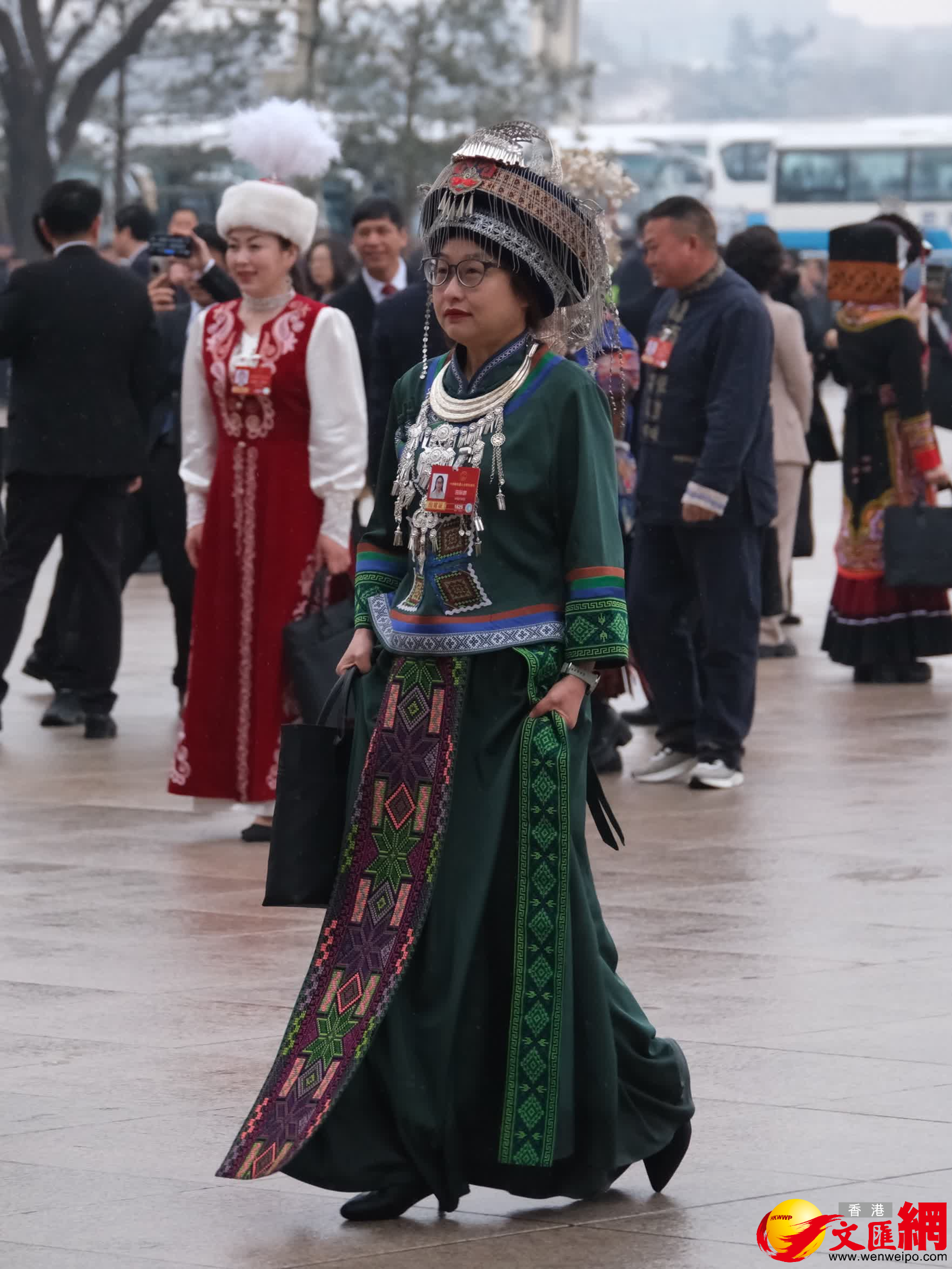3月5日，十四屆全國人大四次會議開幕前，出席盛會的少數民族代表、委員身着特色民族服飾有序入場，繽紛華服為會場增添亮麗色彩與蓬勃生機。（香港文匯報記者 帥誠 攝）