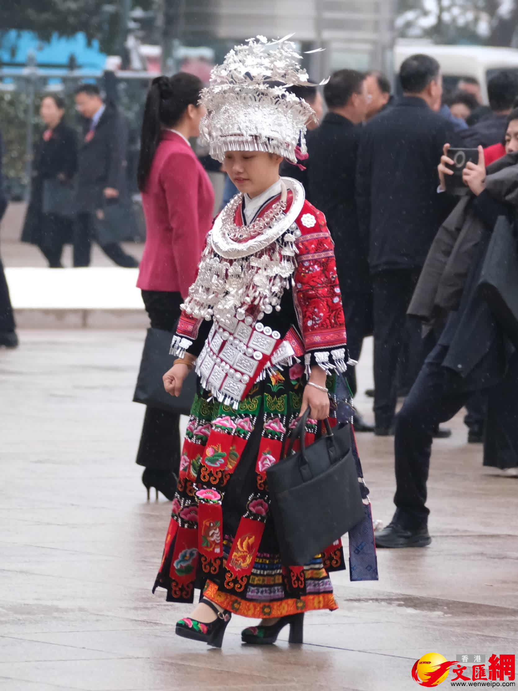 3月5日，十四屆全國人大四次會議開幕前，出席盛會的少數民族代表、委員身着特色民族服飾有序入場，繽紛華服為會場增添亮麗色彩與蓬勃生機。（香港文匯報記者 帥誠 攝）