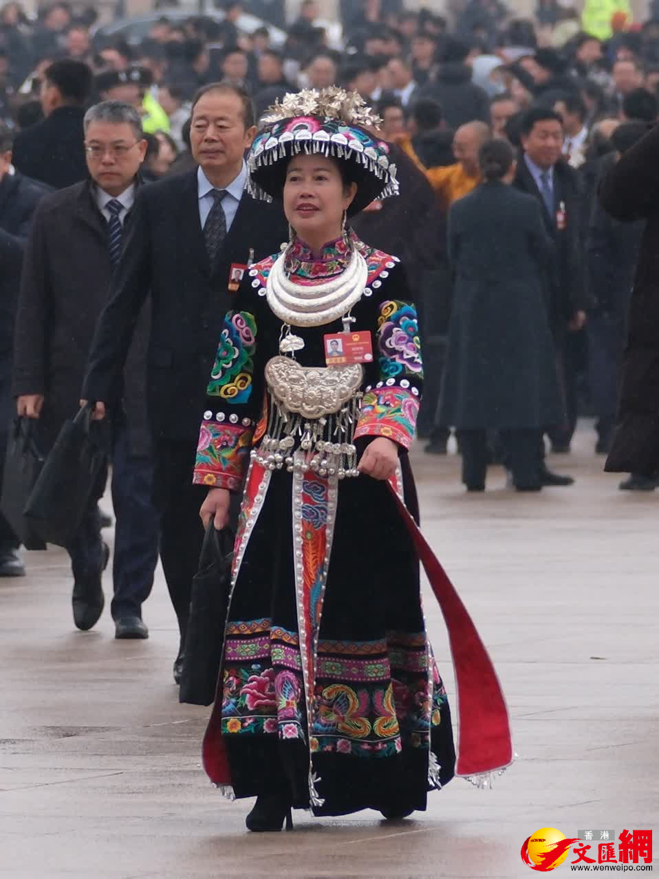 3月5日，十四屆全國人大四次會議開幕前，出席盛會的少數民族代表、委員身着特色民族服飾有序入場，繽紛華服為會場增添亮麗色彩與蓬勃生機。（香港文匯報記者 帥誠 攝）