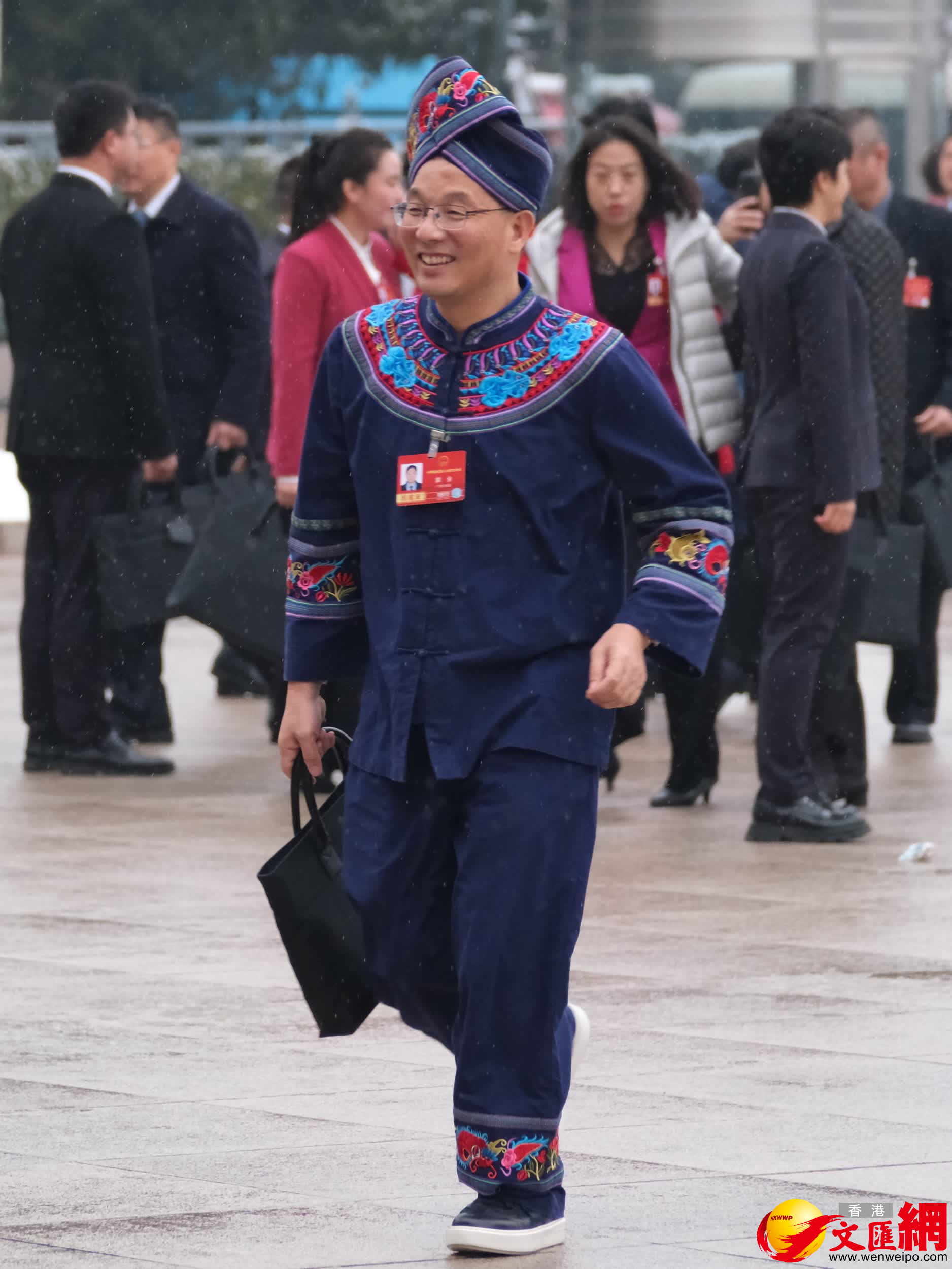 3月5日，十四屆全國人大四次會議開幕前，出席盛會的少數民族代表、委員身着特色民族服飾有序入場，繽紛華服為會場增添亮麗色彩與蓬勃生機。（香港文匯報記者 帥誠 攝）