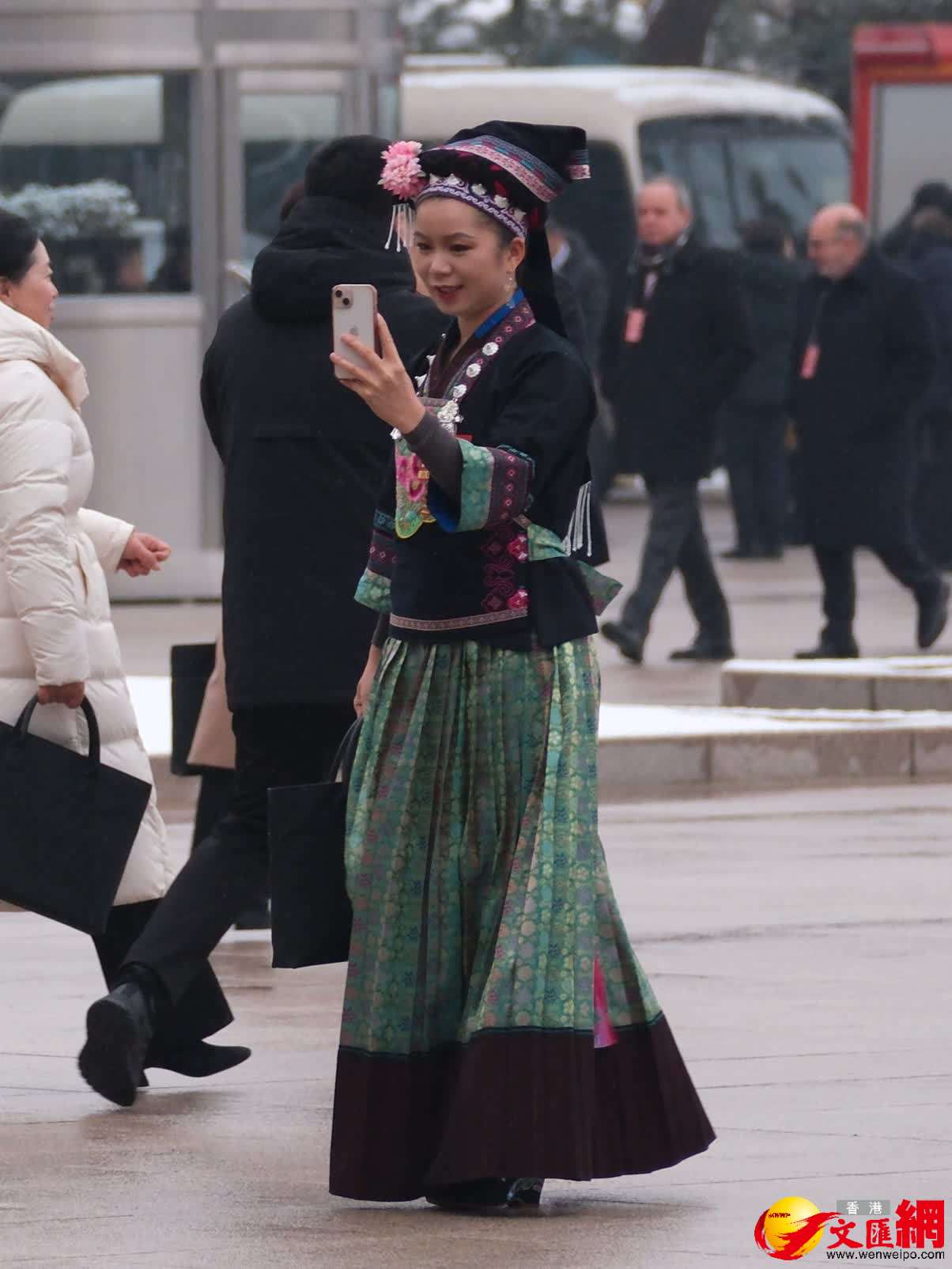 3月5日，十四屆全國人大四次會議開幕前，出席盛會的少數民族代表、委員身着特色民族服飾有序入場，繽紛華服為會場增添亮麗色彩與蓬勃生機。（香港文匯報記者 帥誠 攝）