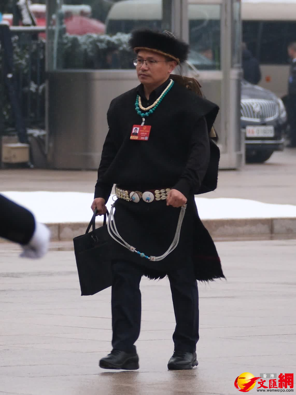 3月5日，十四屆全國人大四次會議開幕前，出席盛會的少數民族代表、委員身着特色民族服飾有序入場，繽紛華服為會場增添亮麗色彩與蓬勃生機。（香港文匯報記者 帥誠 攝）