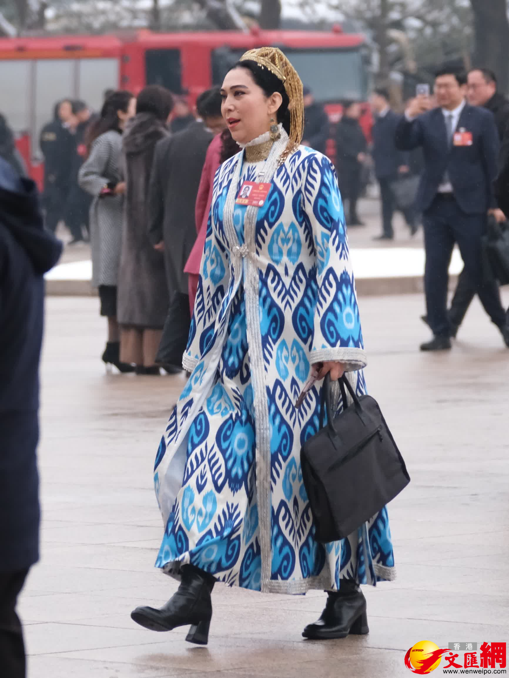 3月5日，十四屆全國人大四次會議開幕前，出席盛會的少數民族代表、委員身着特色民族服飾有序入場，繽紛華服為會場增添亮麗色彩與蓬勃生機。（香港文匯報記者 帥誠 攝）