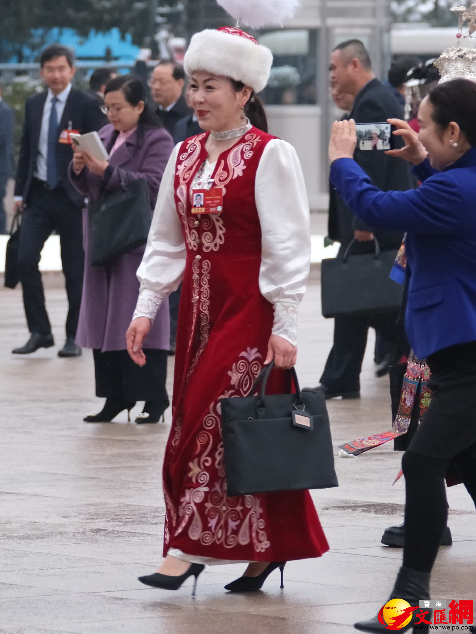 3月5日，十四屆全國人大四次會議開幕前，出席盛會的少數民族代表、委員身着特色民族服飾有序入場，繽紛華服為會場增添亮麗色彩與蓬勃生機。（香港文匯報記者 帥誠 攝）
