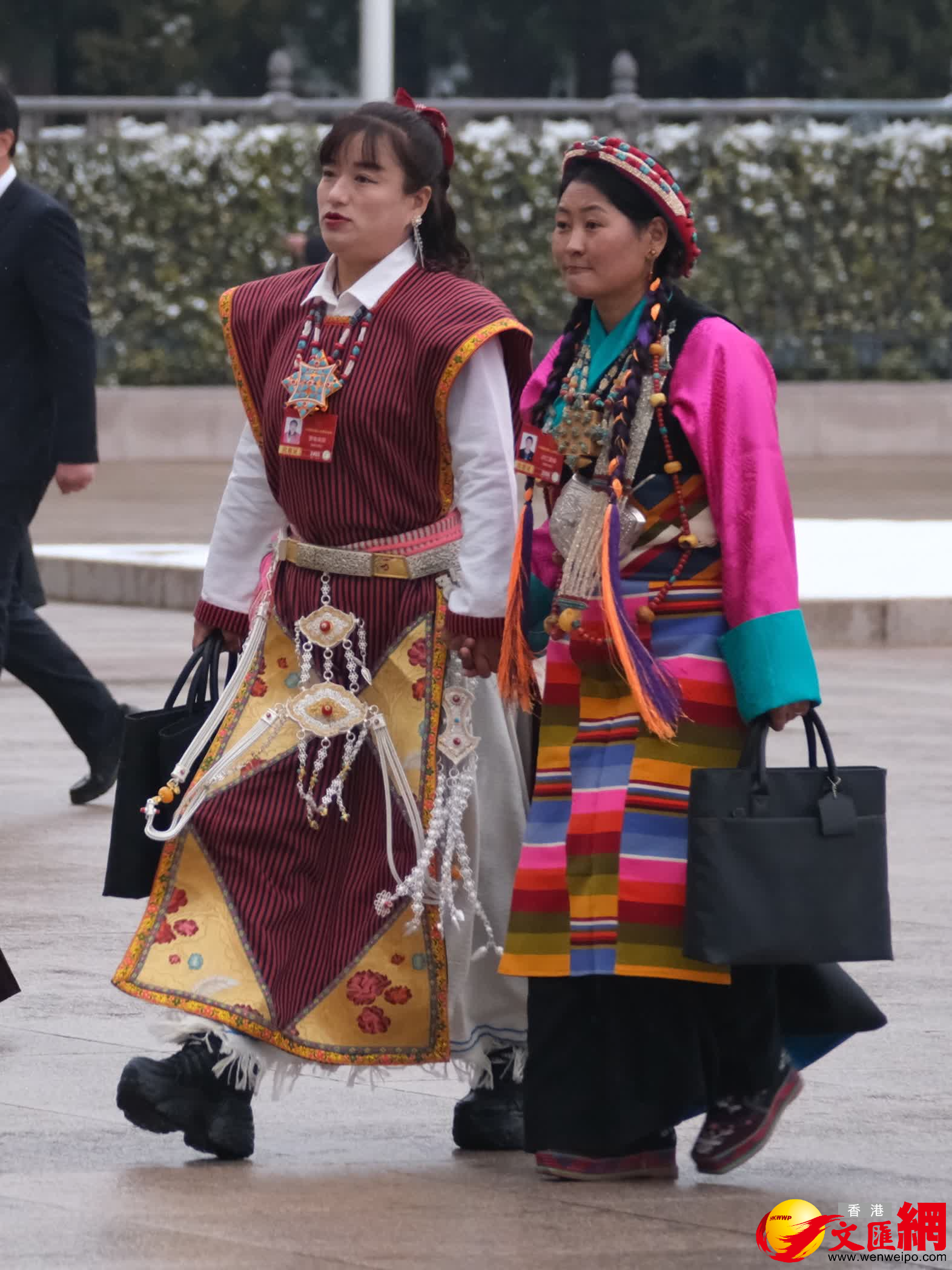 3月5日，十四屆全國人大四次會議開幕前，出席盛會的少數民族代表、委員身着特色民族服飾有序入場，繽紛華服為會場增添亮麗色彩與蓬勃生機。（香港文匯報記者 帥誠 攝）