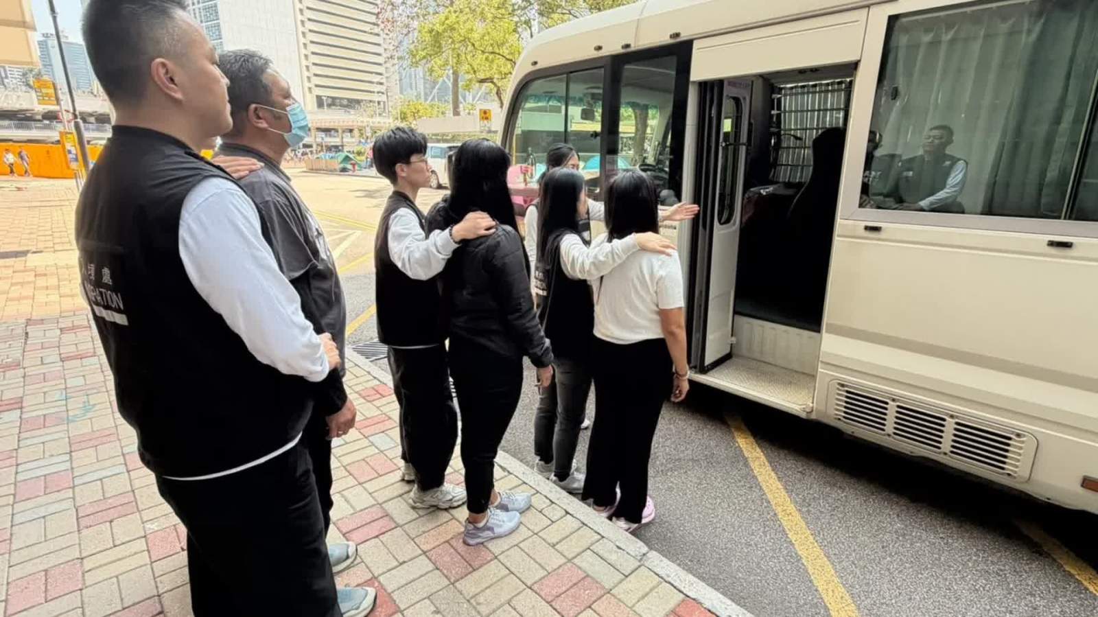 (有片)打擊黑工│入境處拘20名外籍家庭傭工及僱主 3人涉假日中區非法擺攤做廉價美容