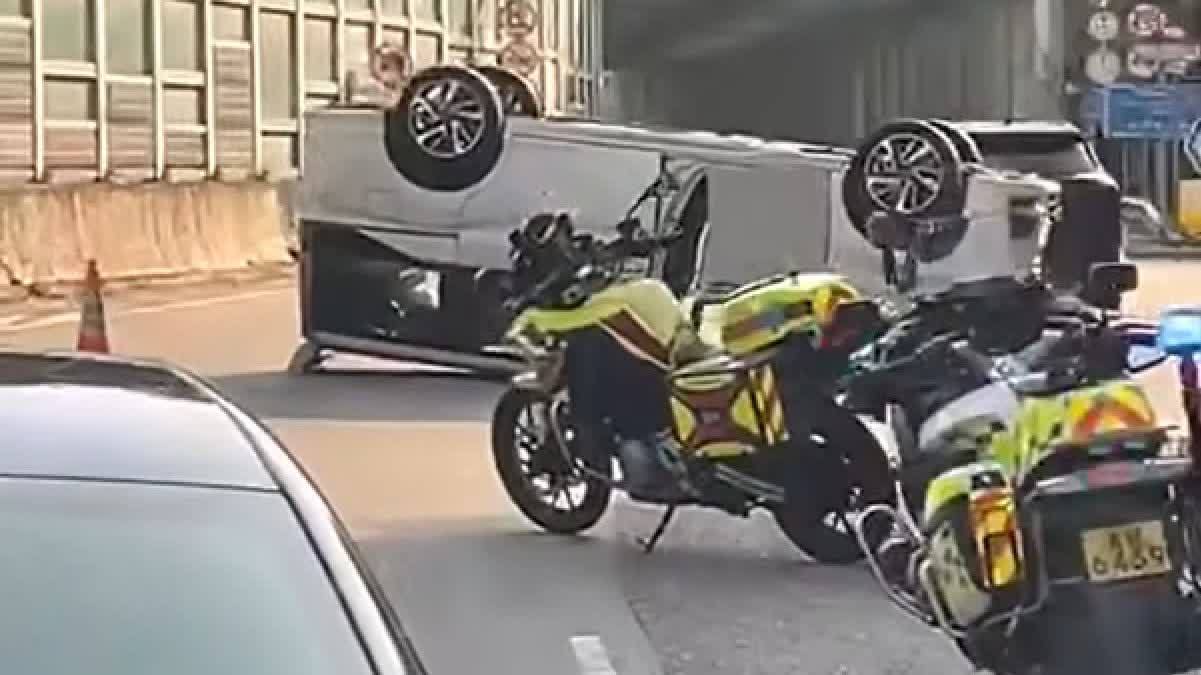 （有片）荃錦交匯處兩車相撞釀3傷 其中一車四輪朝天