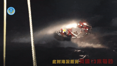 （有片）惡劣海況下　揚州艦30分鐘救起10位遇險漁民