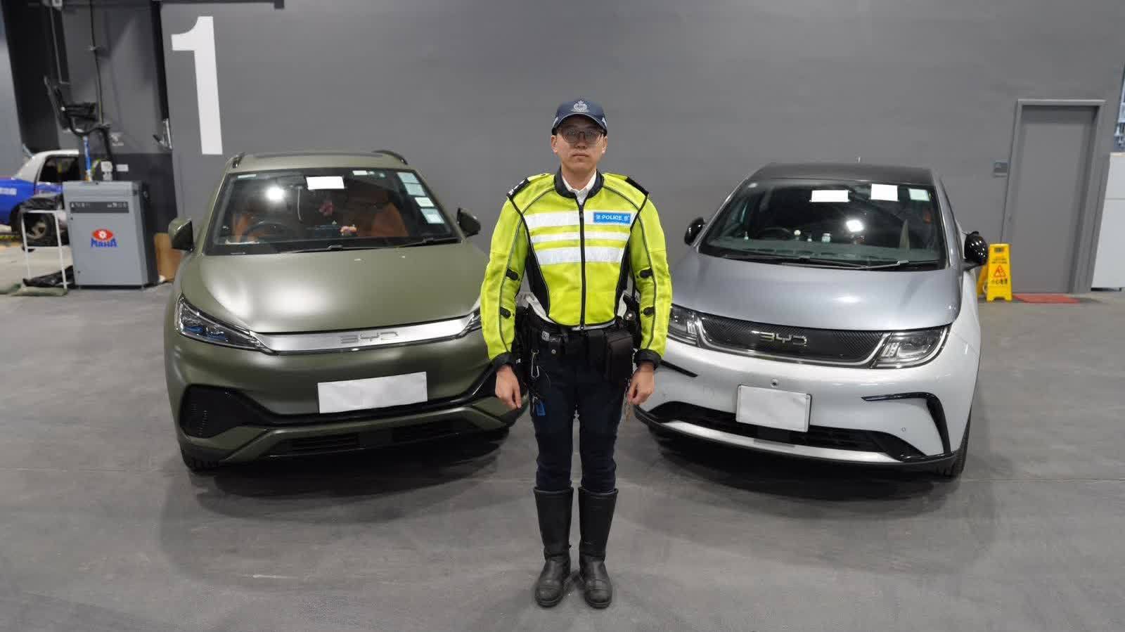 港島交警嚴打白牌車 喬裝乘客拘兩男女司機