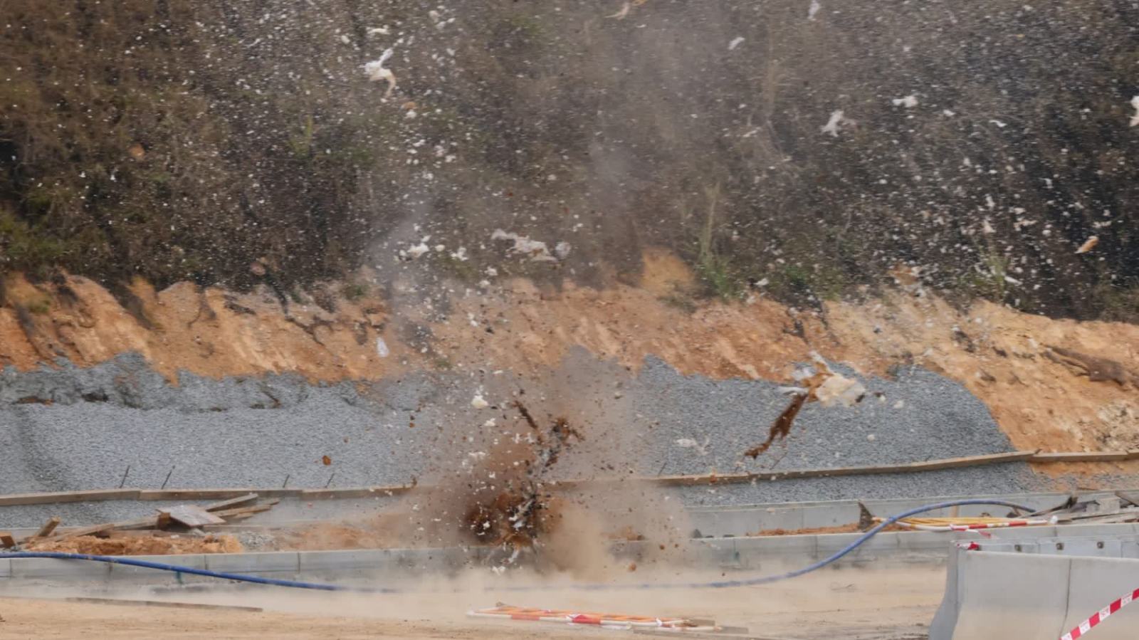 （有片）古洞地盤發現迫擊砲 爆炸品處理課即場引爆沙石四濺