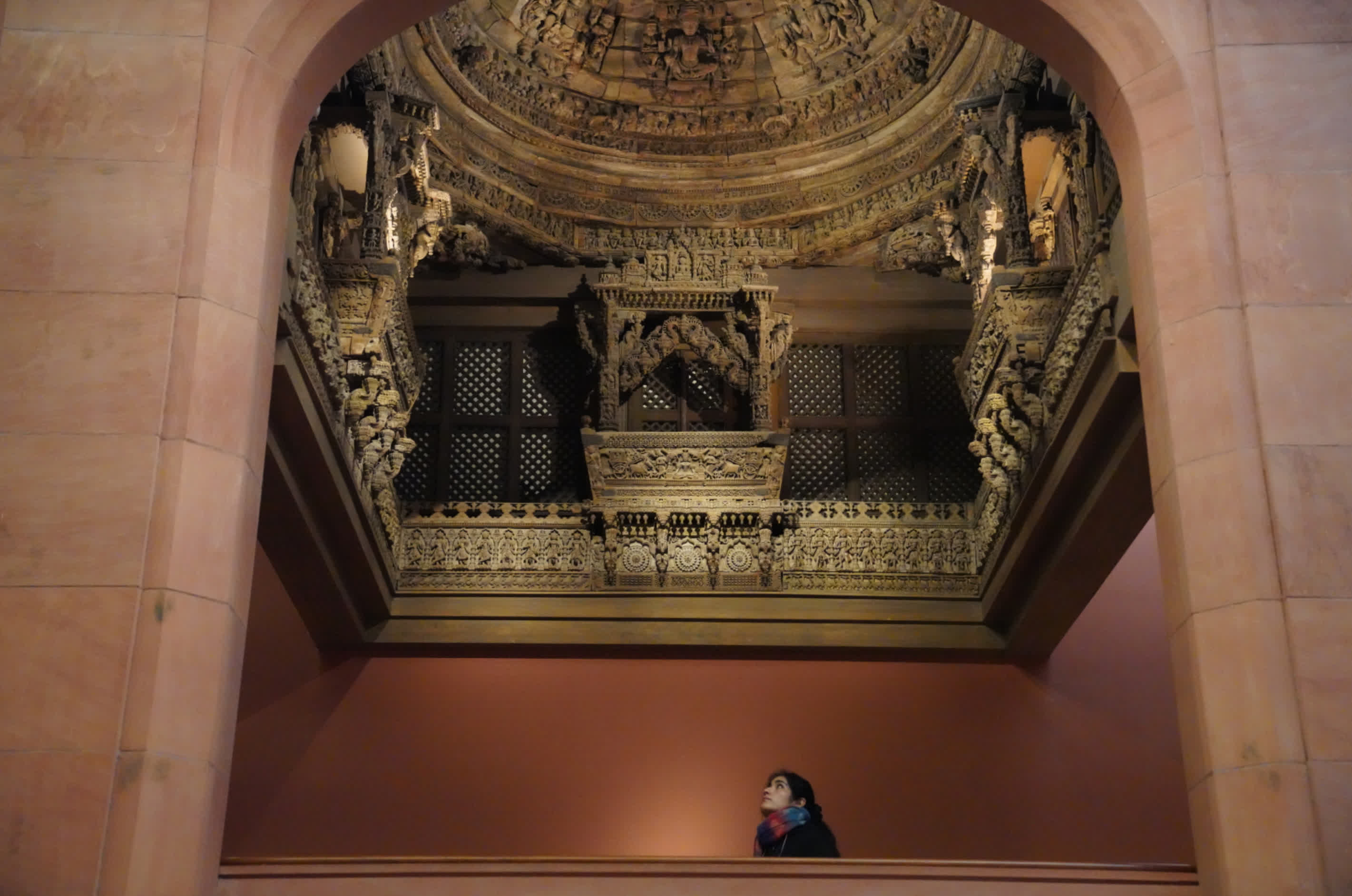 在美國紐約大都會博物館，一名觀眾觀看一件南亞木雕建築穹頂。新華社