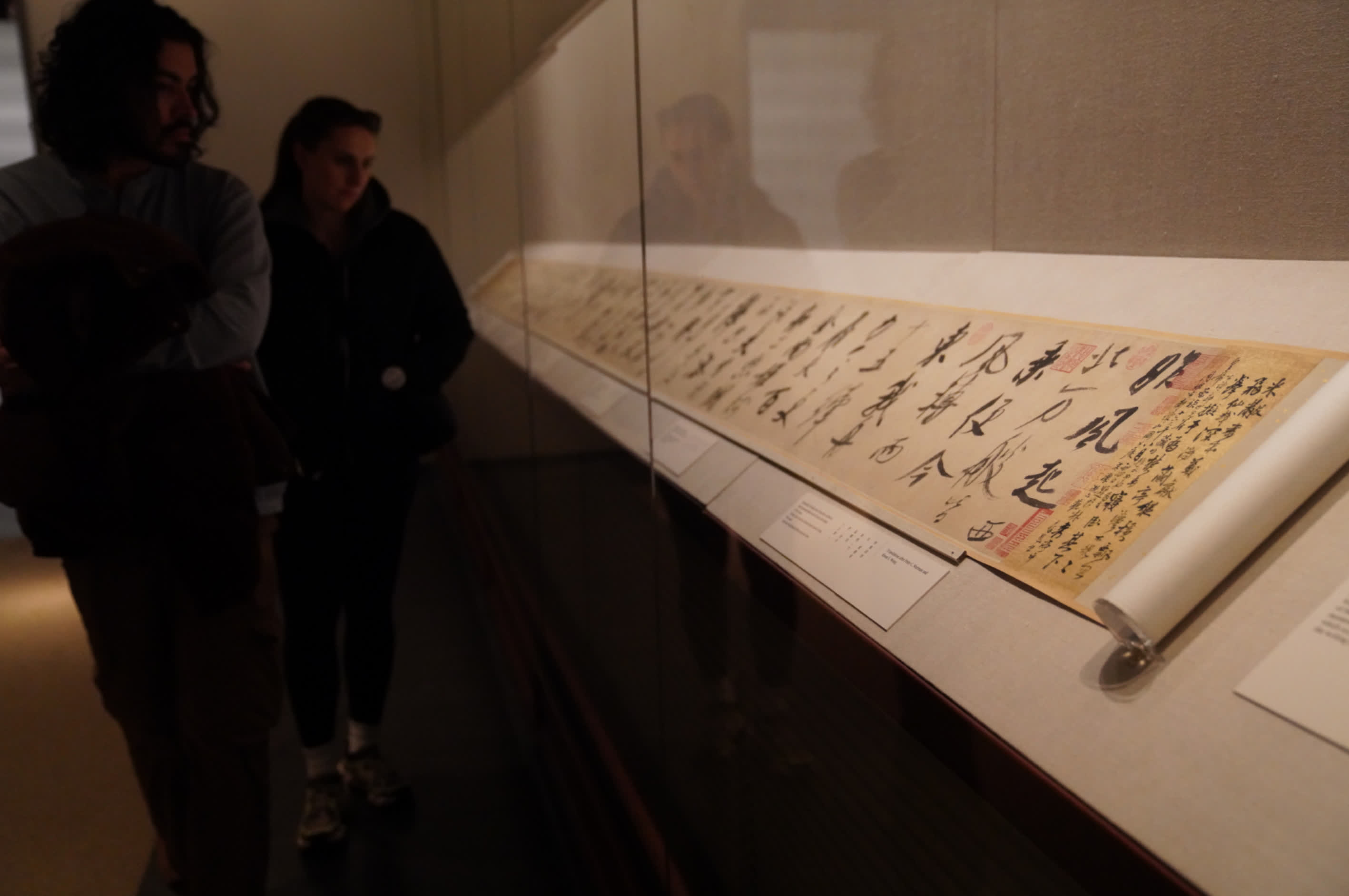 在美國紐約大都會博物館，一名觀眾觀看中國宋代書法家米芾作品。新華社