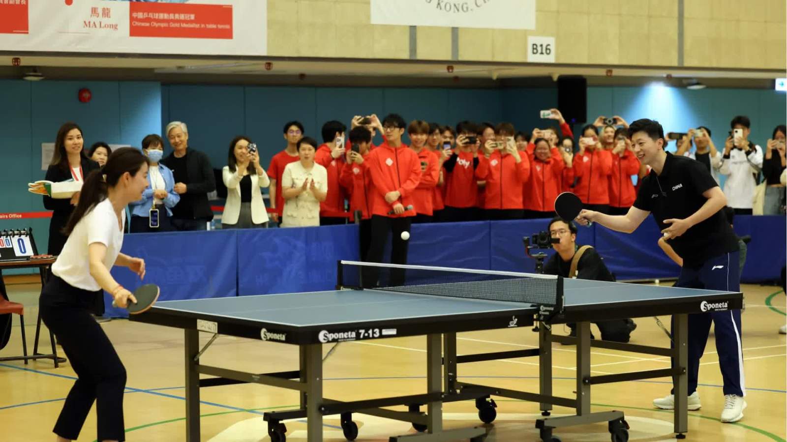 （有片）馬龍與霍啟剛郭晶晶及理大校隊對打交流　籲年輕人找到熱愛之事