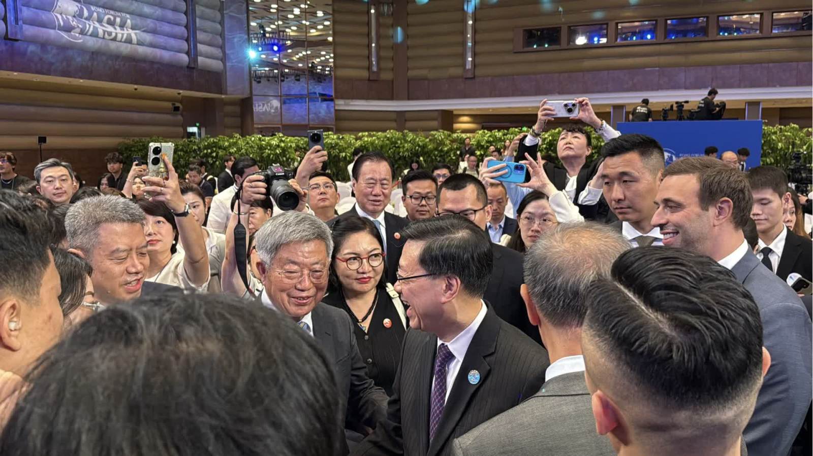 李家超於博鰲論壇年會致辭　會後被嘉賓圍住取經！