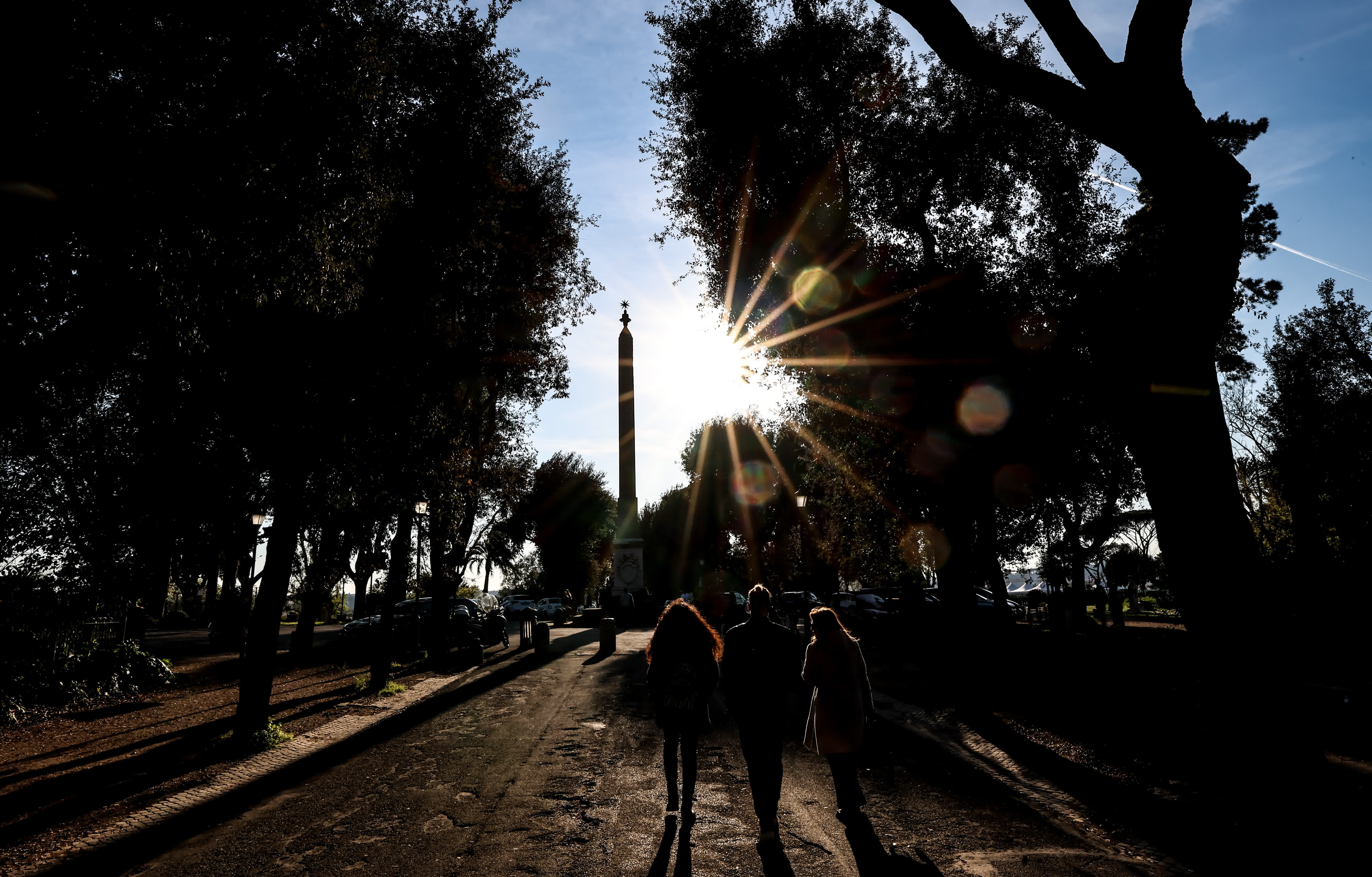 3月25日，人們走向意大利首都羅馬的人民廣場觀看日落。新華社