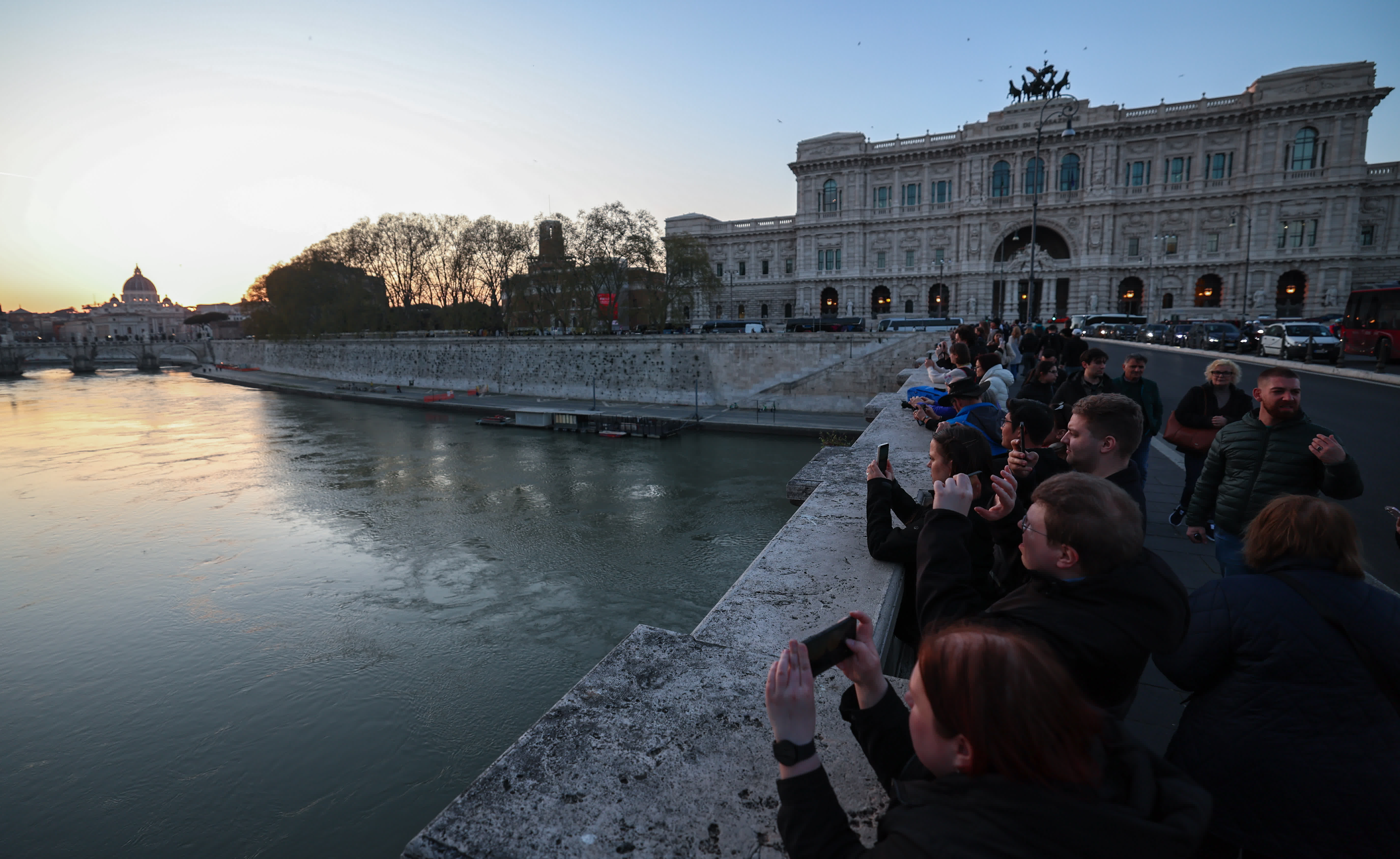 3月25日黃昏時分，人們在意大利首都羅馬的台伯河畔拍照。新華社