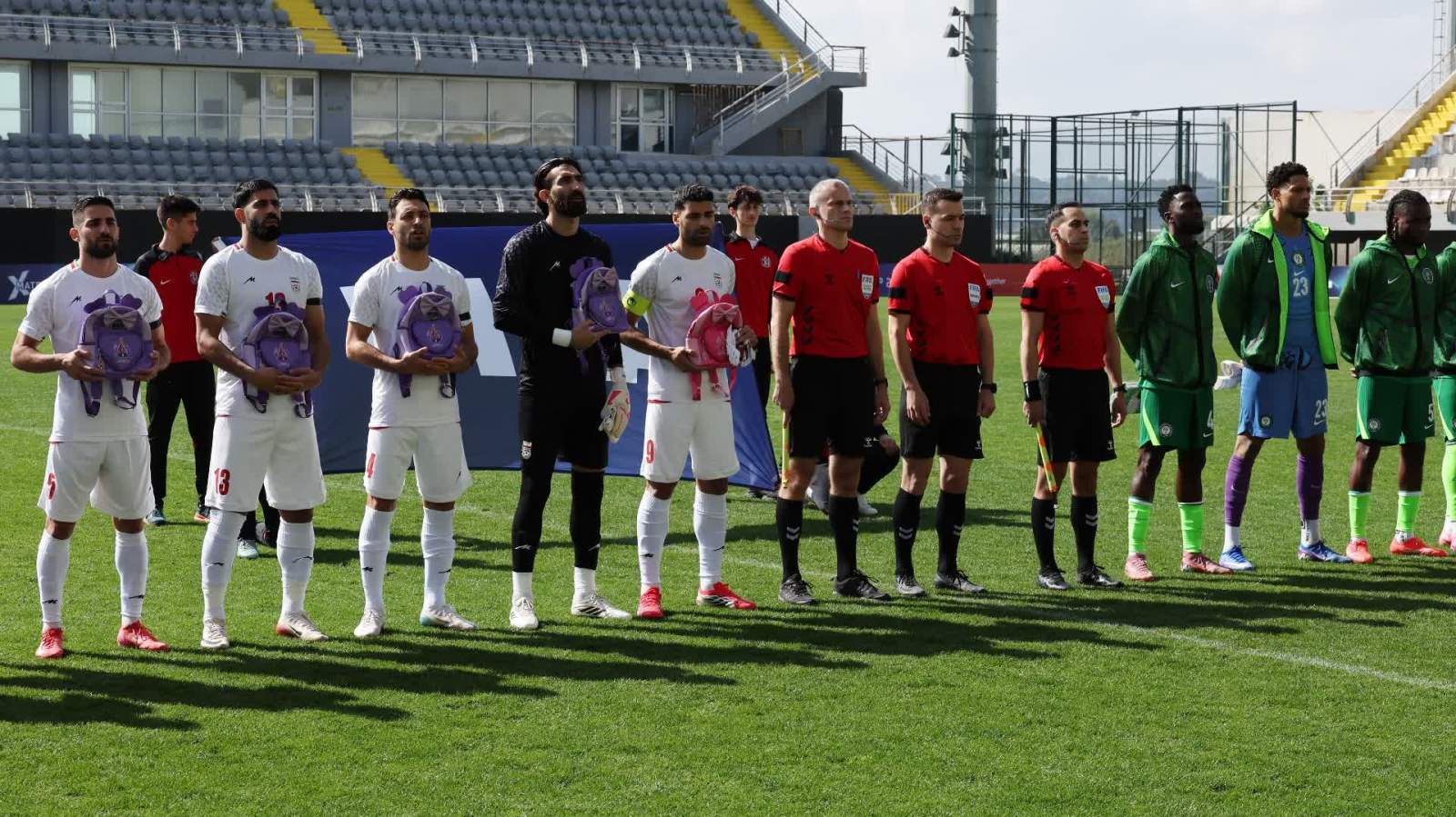 伊朗男足賽前手捧書包　悼念空襲遇難學生