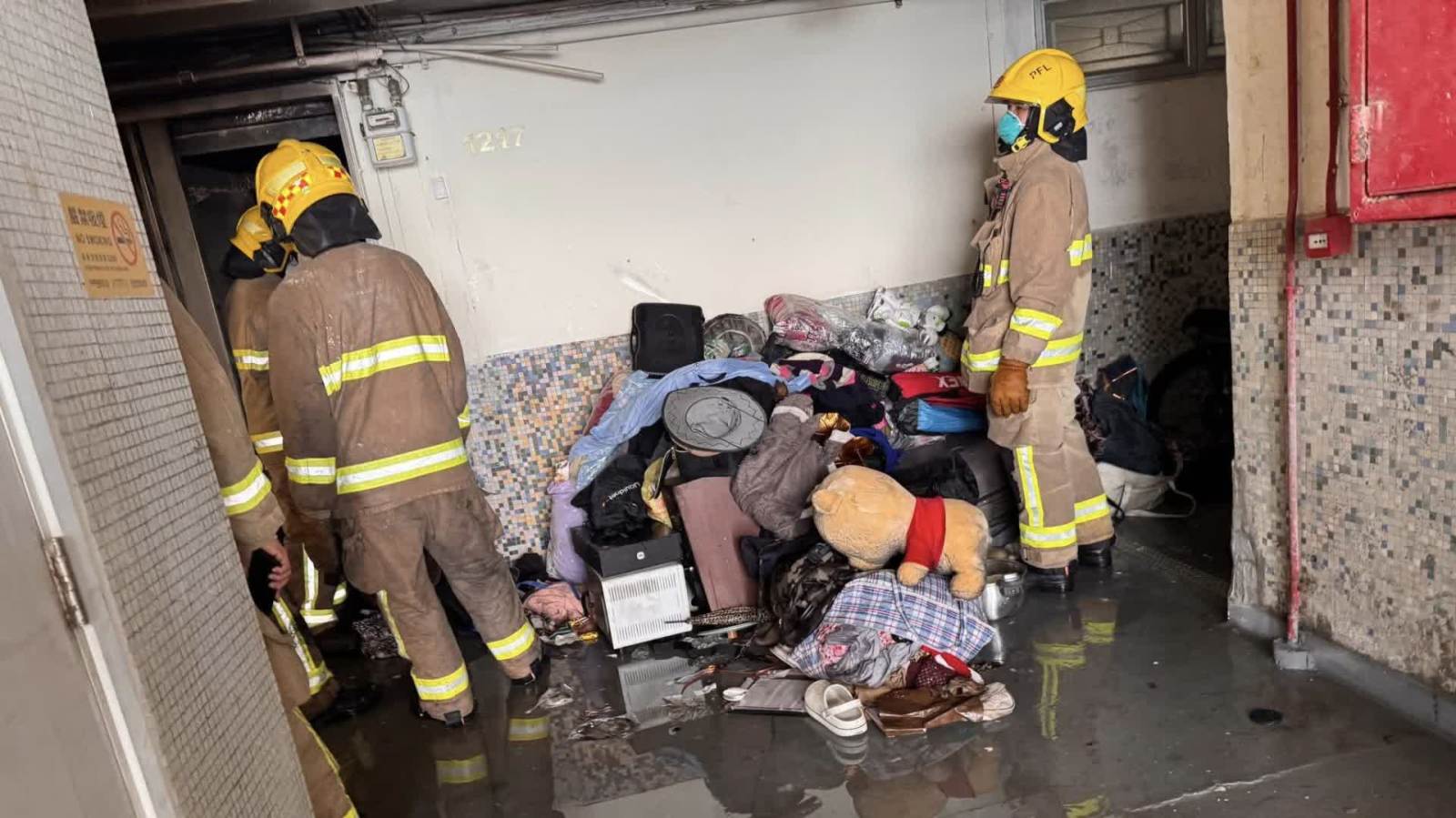 (有片) 華富邨火警│起火單位嚴重熏黑有大批雜物 區議員：即時聯繫住戶提供支援