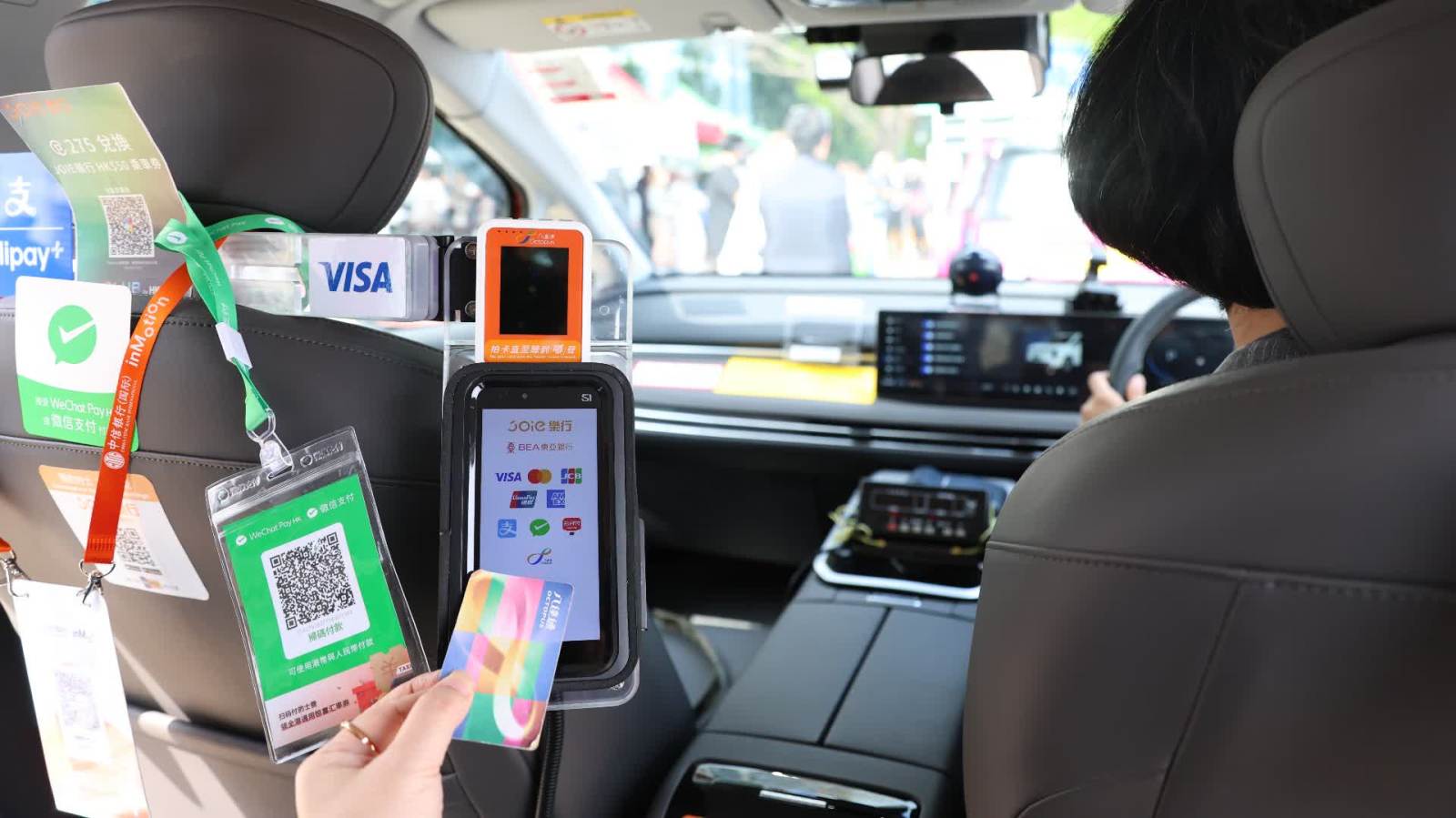 全港的士明日起需提供兩種電子支付方式 違者最高判監及罰款