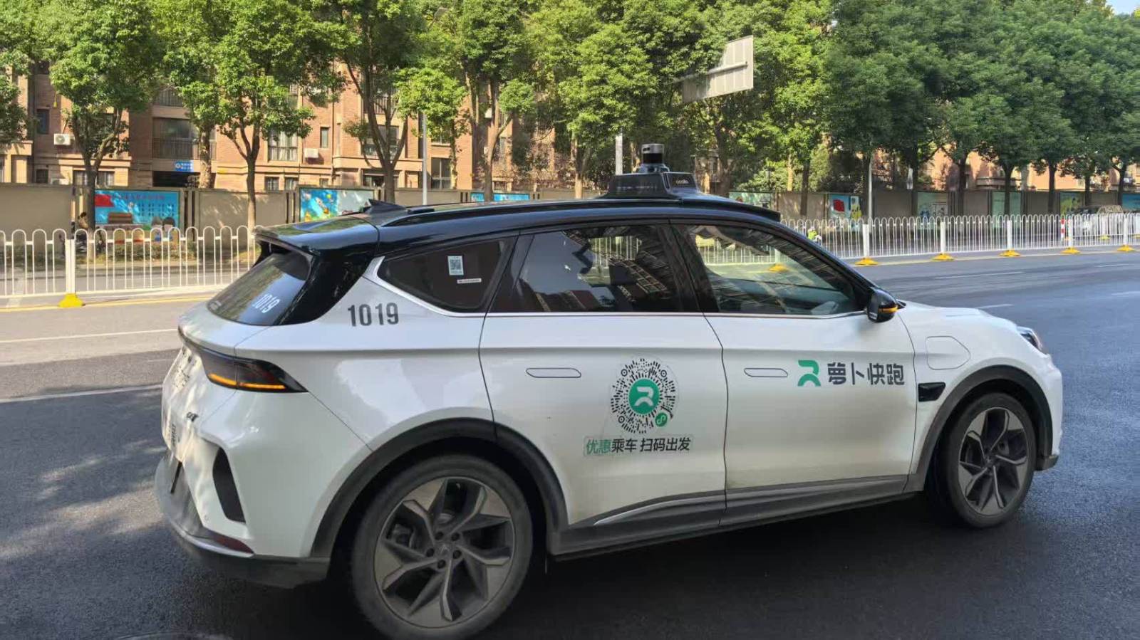 武漢多輛蘿蔔快跑Robotaxi突然「停擺」　多名乘客被困車中