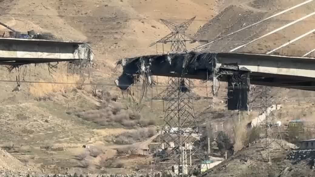 現場直擊丨標誌性大橋遭襲後多處斷裂　伊朗外長：絕不會投降！