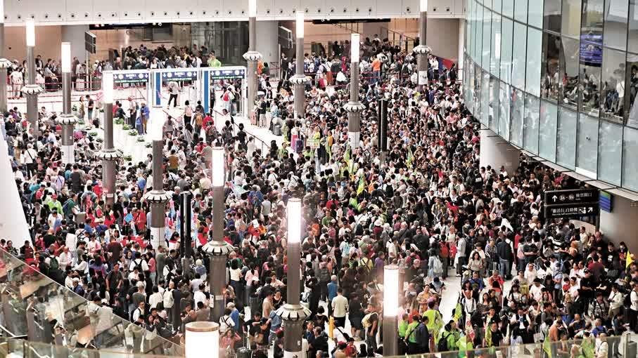 港人假期出行忙！有人搶高鐵票轉乘去福建　有人無懼機票加價說走就走