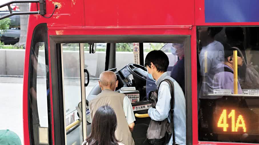 「兩蚊兩折」昨起實施　長者：調整優惠對生活影響不大