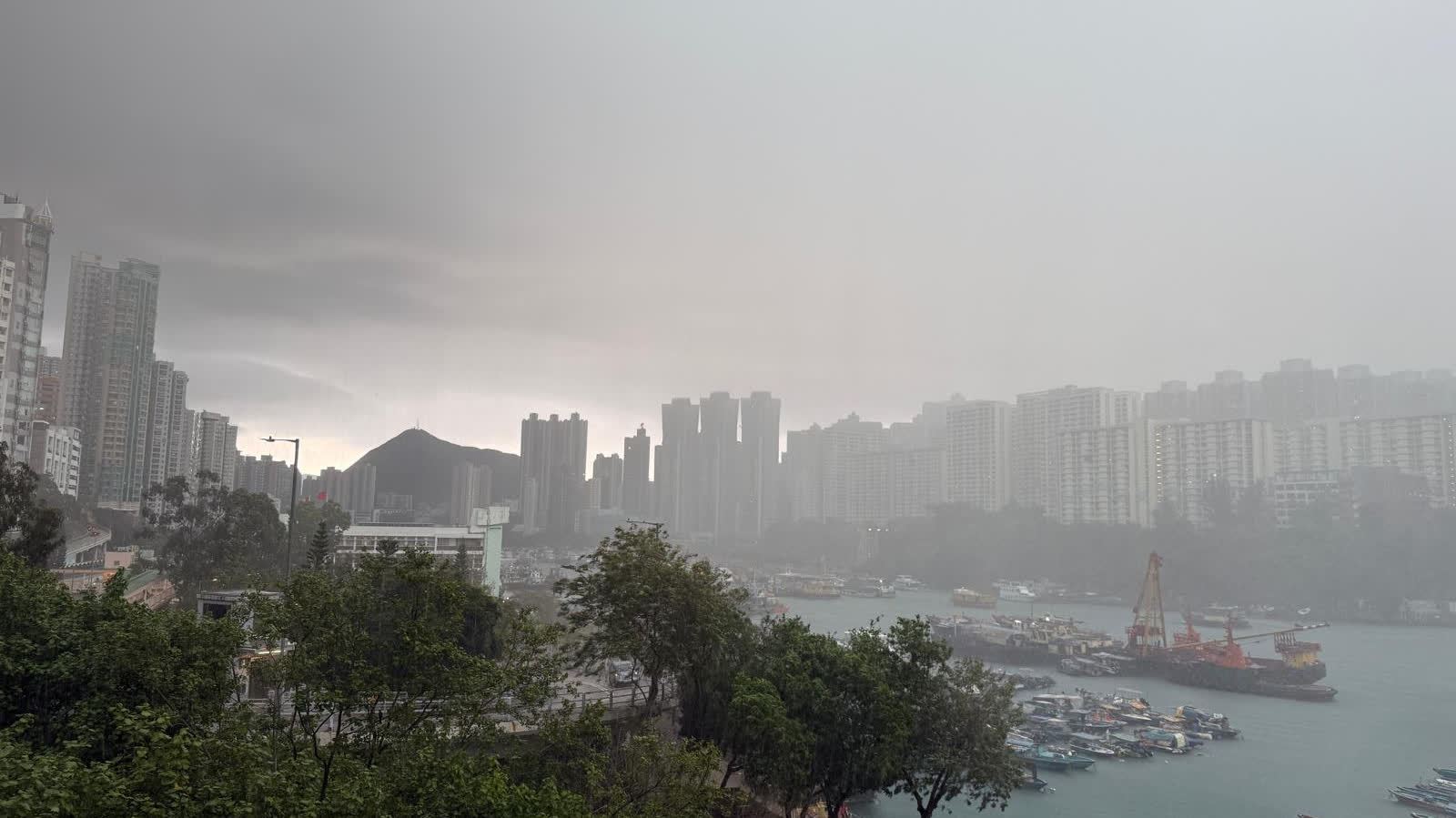 天文台料未來一兩小時部分地區雨勢較大及有幾陣狂風雷暴