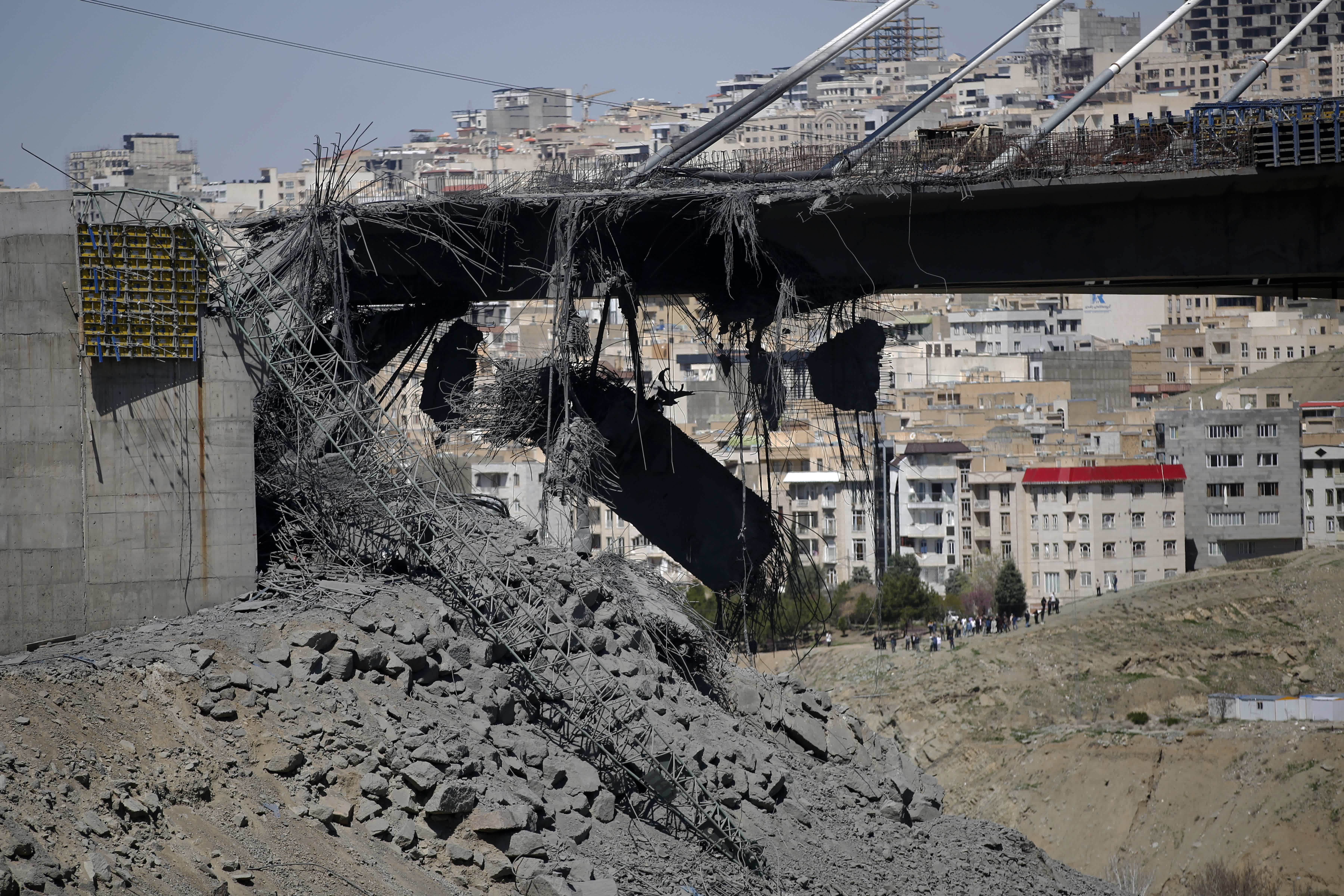 這是4月3日拍攝的伊朗卡拉季市貝伊克公路橋遭空襲受損狀況。（新華社）