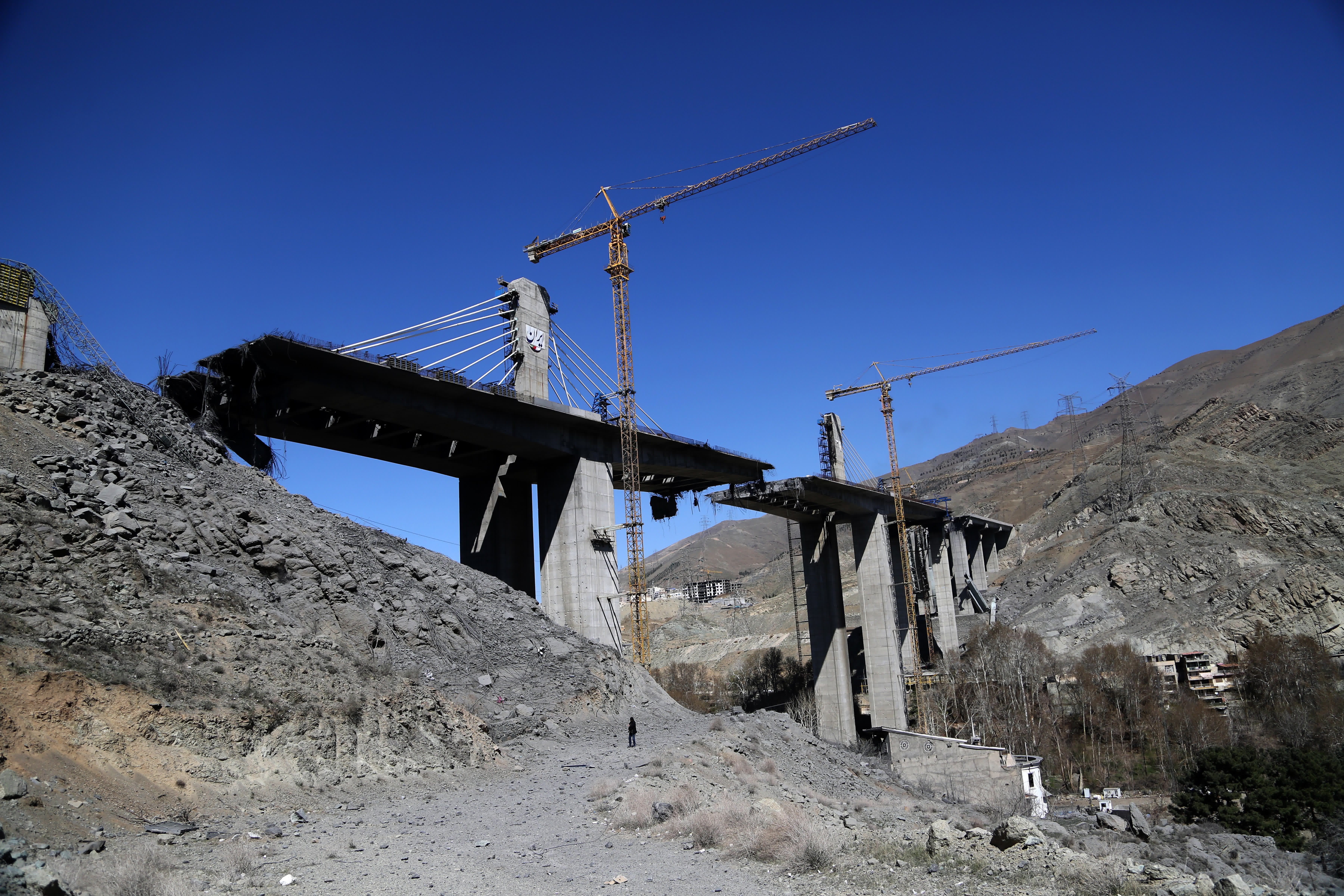 這是4月3日拍攝的伊朗卡拉季市貝伊克公路橋遭空襲受損狀況。（新華社）