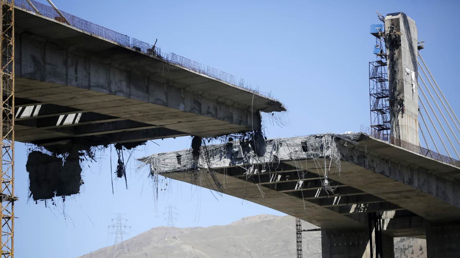 遭美以空襲破壞的伊朗卡拉季大橋