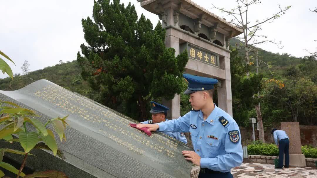 駐香港部隊組織官兵代表瞻仰祭掃香港抗日英烈紀念碑