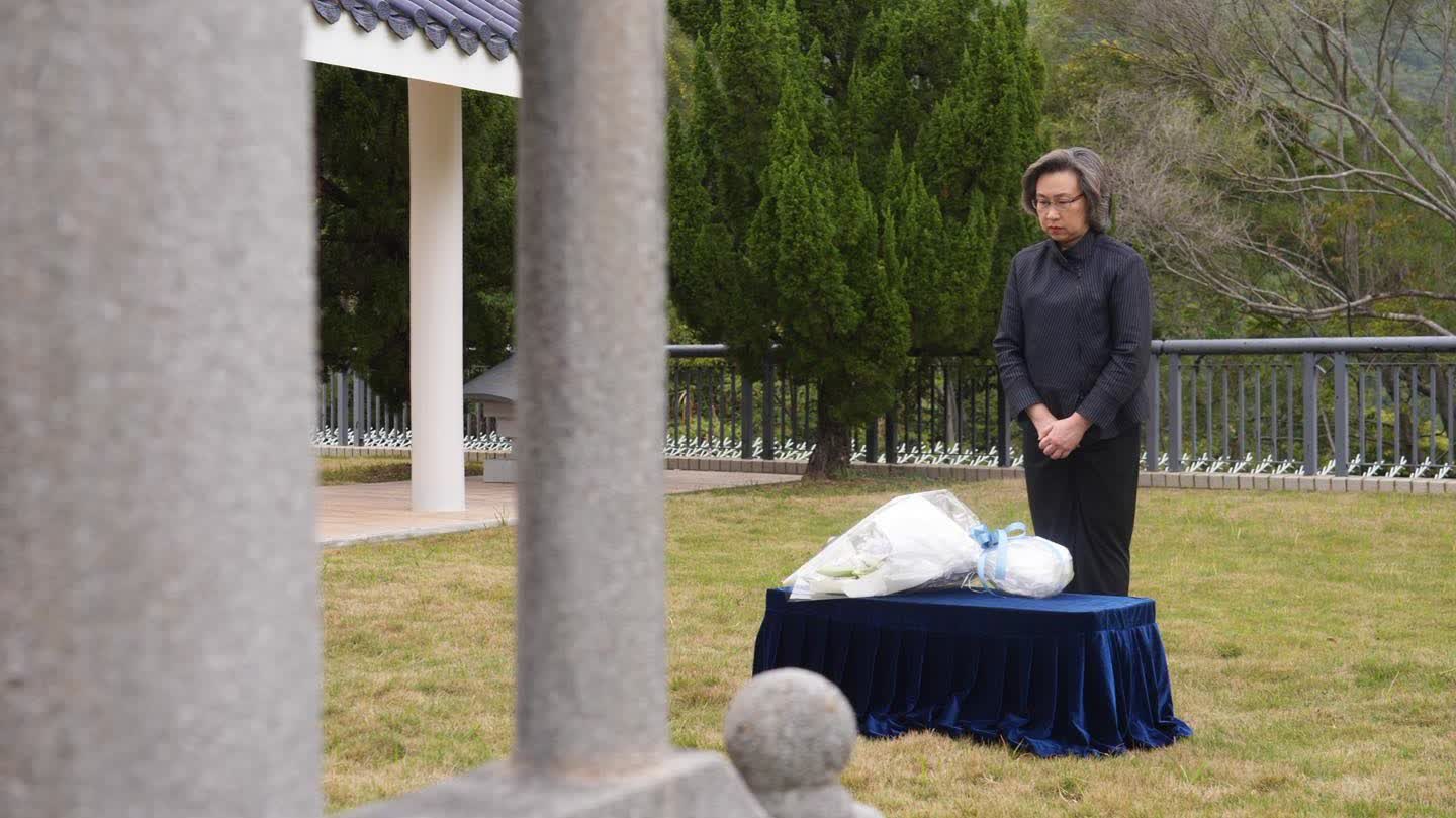楊何蓓茵到浩園悼念殉職公務員 拜祭殉職消防員何偉豪 - 香港 - 香港文匯報