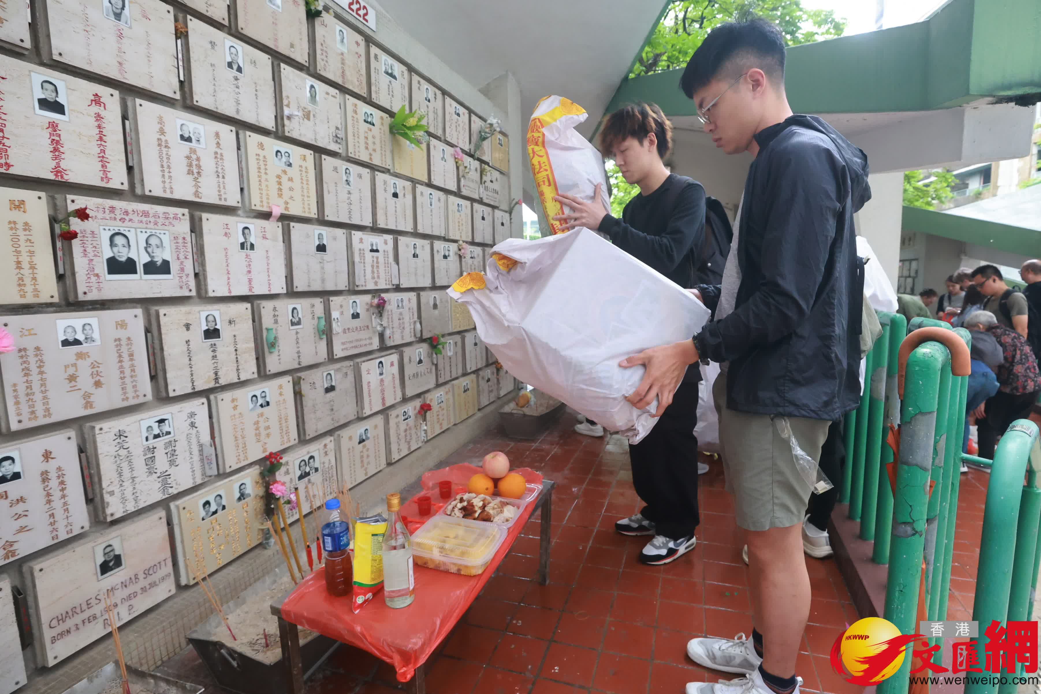 清明節，市民前往鑽石山墳場及靈灰安置所，掃墓拜祭。（香港文匯報記者 郭木又 攝）