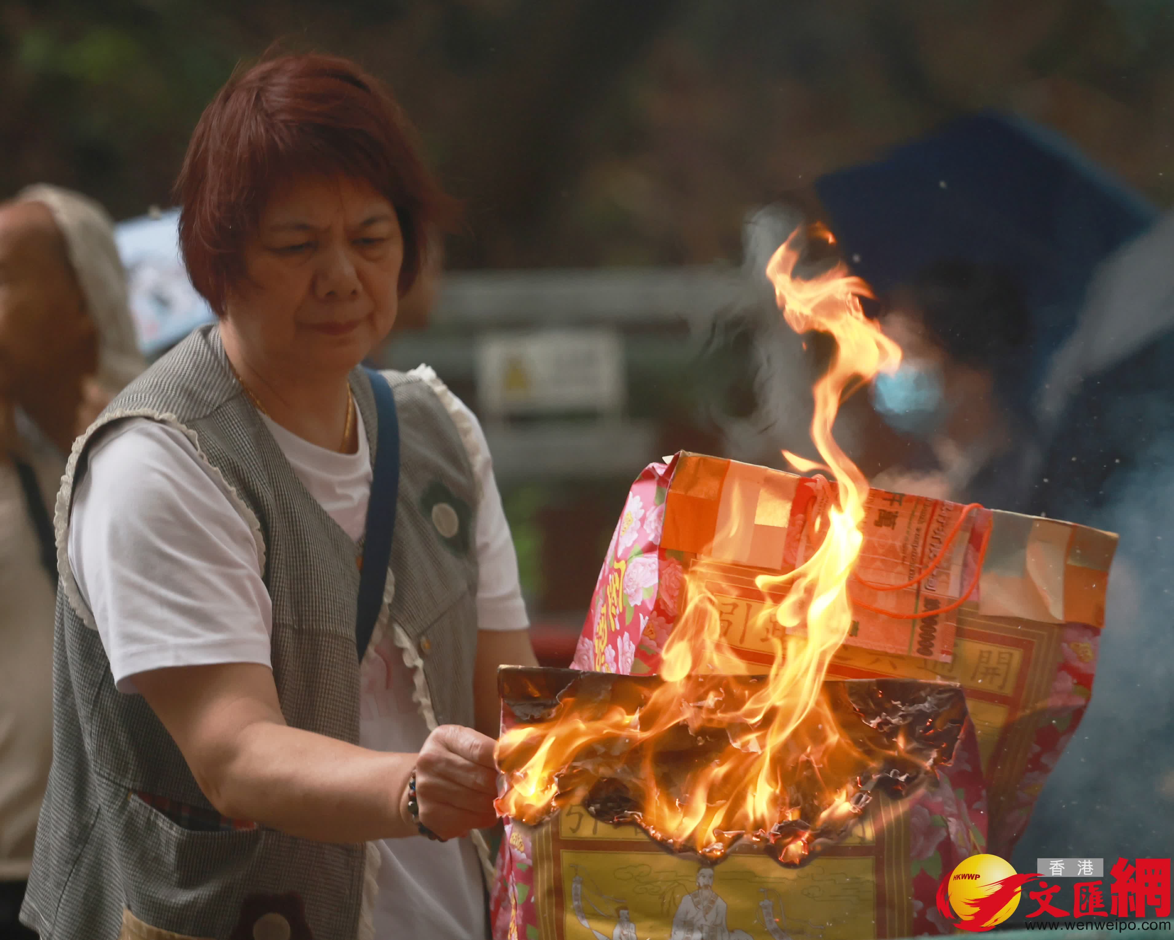 清明節，市民前往鑽石山墳場及靈灰安置所，掃墓拜祭。（香港文匯報記者 郭木又 攝）